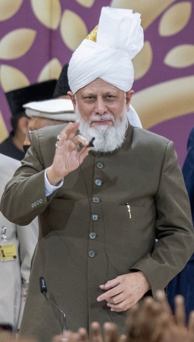 moongirl345's tweet image. Khilafat Day Mubarak to each and everyone of us ❤️
Do thee see that lovely tree,
whose lush green branches spread so free!
Tis the tree of khilafat see,
sent by the Lord for you and me!
So take your pick of its heavenly gems,
of unity,brotherhood,where hearts are cleansed!❤️🙏🏻