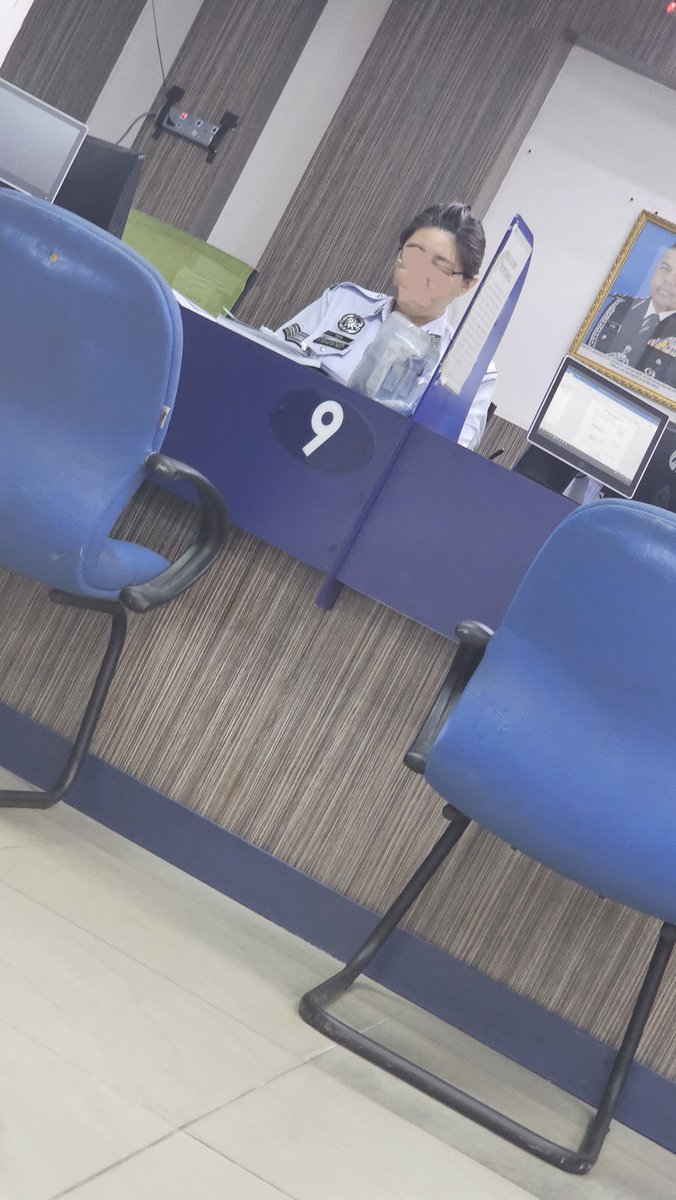 iamfaridali's tweet photo. @PDRMsia_Trafik ni ape jenis pegawai ni?Dengan sombong, berlagak dia. Org dtg kaunter bertanya, dia angkat kepala pandang kita pon tak, lepastu tunjuk tangan macam tu je, dengan cakap kasarnya.Ape kau igt semua yang dtg balai ni org jahat ke? Korang dah blh transfer dia aku rasa https://t.co/VY7dfIXvx6