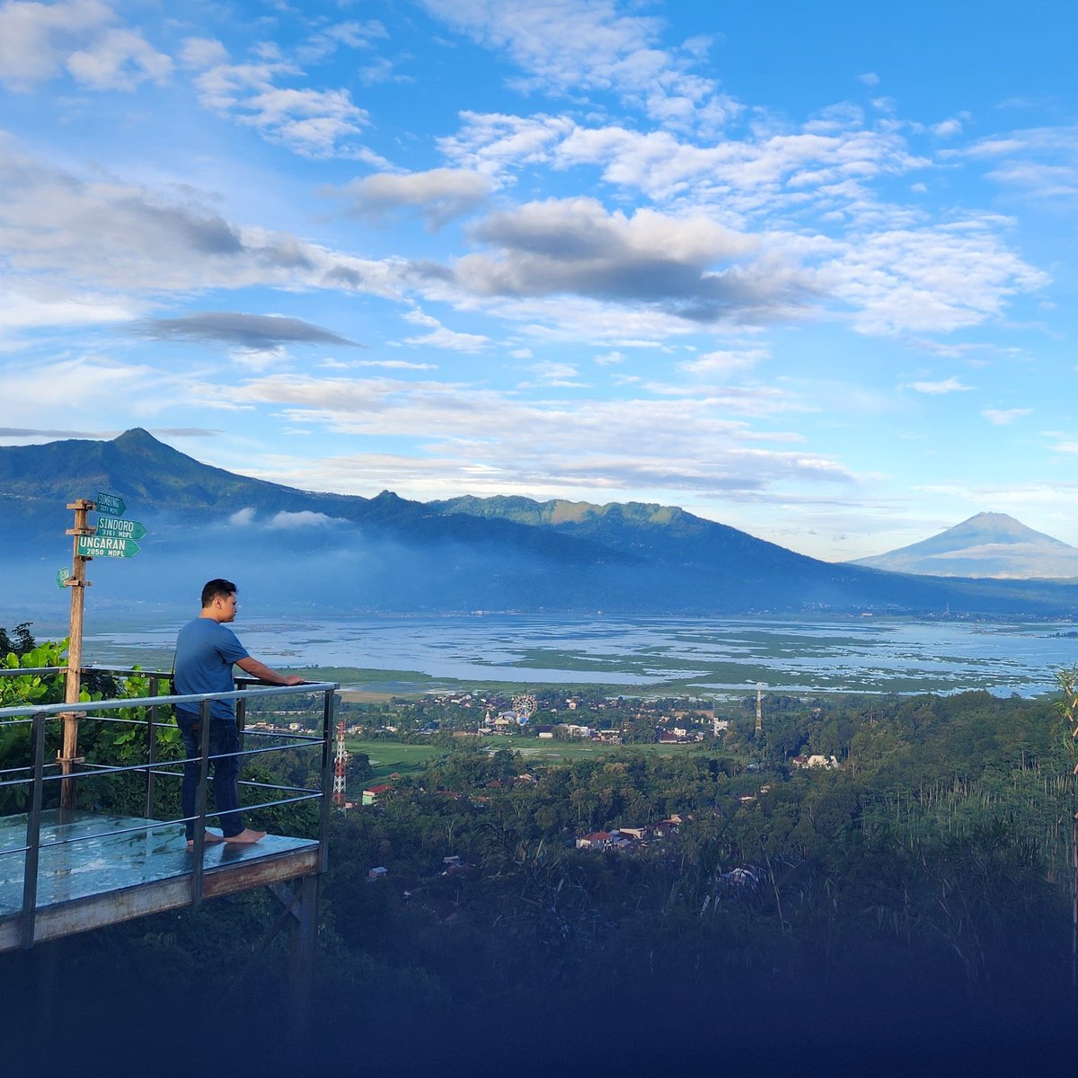 indeonisia's tweet photo. Bisa jadi pilihan kalau mau mencari wisata alam yang tidak jauh dari Kota Semarang. Pemandangan Rawa Pening dan beberapa gunung yang indah.
📍Goa Rong View, Tuntang.
Lebih baik ke sini sebelum matahari terbit saat masih banyak kabut. 
Di foto ini saya sampai sekitar Pk 07.00. https://t.co/HEH21r1sqH