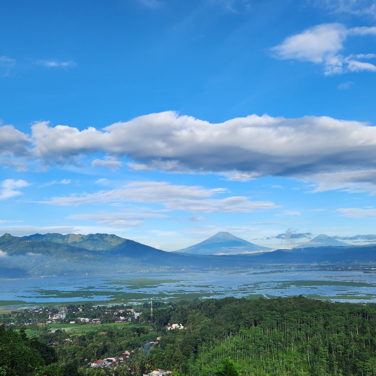 indeonisia's tweet photo. Bisa jadi pilihan kalau mau mencari wisata alam yang tidak jauh dari Kota Semarang. Pemandangan Rawa Pening dan beberapa gunung yang indah.
📍Goa Rong View, Tuntang.
Lebih baik ke sini sebelum matahari terbit saat masih banyak kabut. 
Di foto ini saya sampai sekitar Pk 07.00. https://t.co/HEH21r1sqH