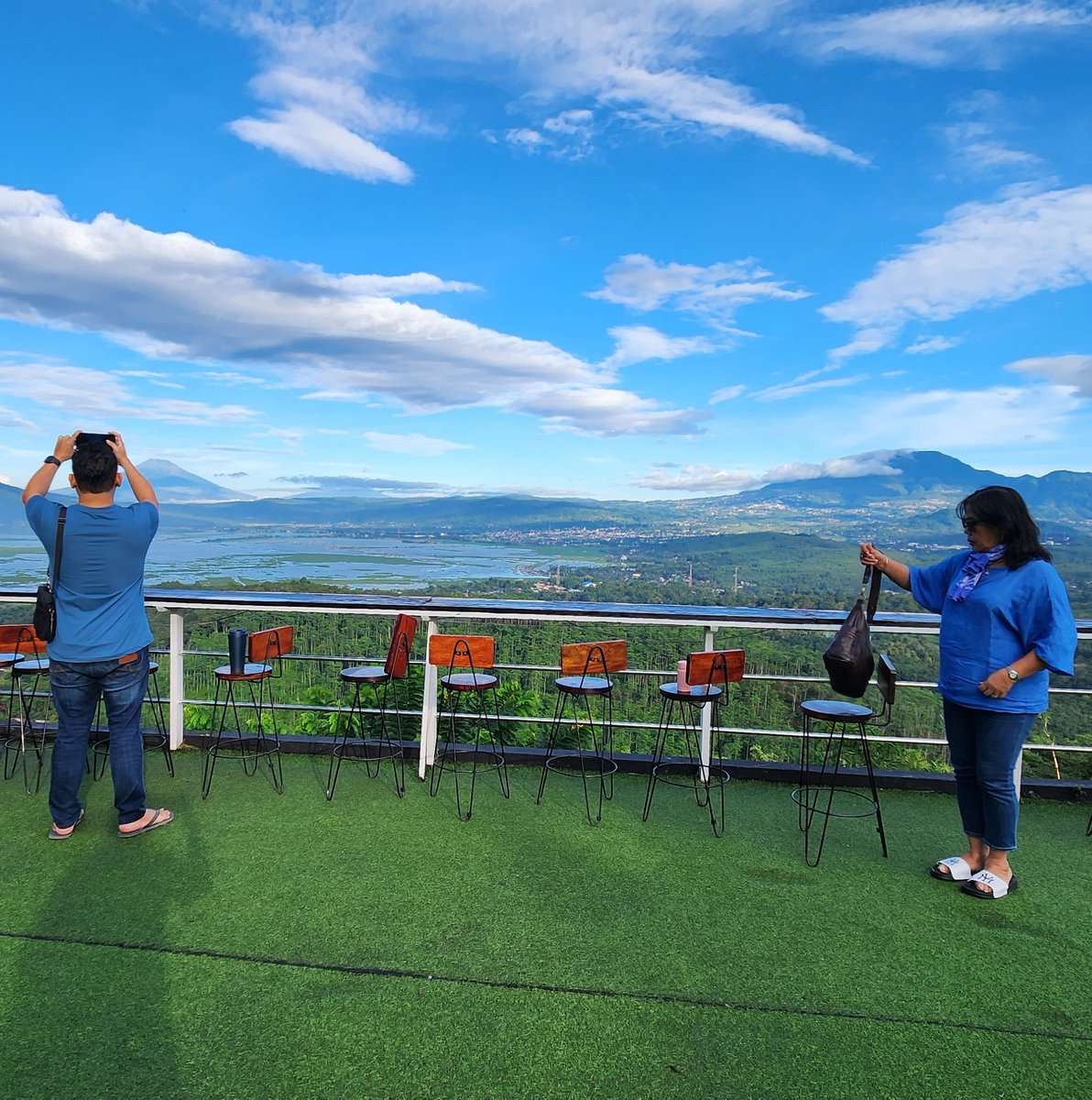 indeonisia's tweet photo. Bisa jadi pilihan kalau mau mencari wisata alam yang tidak jauh dari Kota Semarang. Pemandangan Rawa Pening dan beberapa gunung yang indah.
📍Goa Rong View, Tuntang.
Lebih baik ke sini sebelum matahari terbit saat masih banyak kabut. 
Di foto ini saya sampai sekitar Pk 07.00. https://t.co/HEH21r1sqH