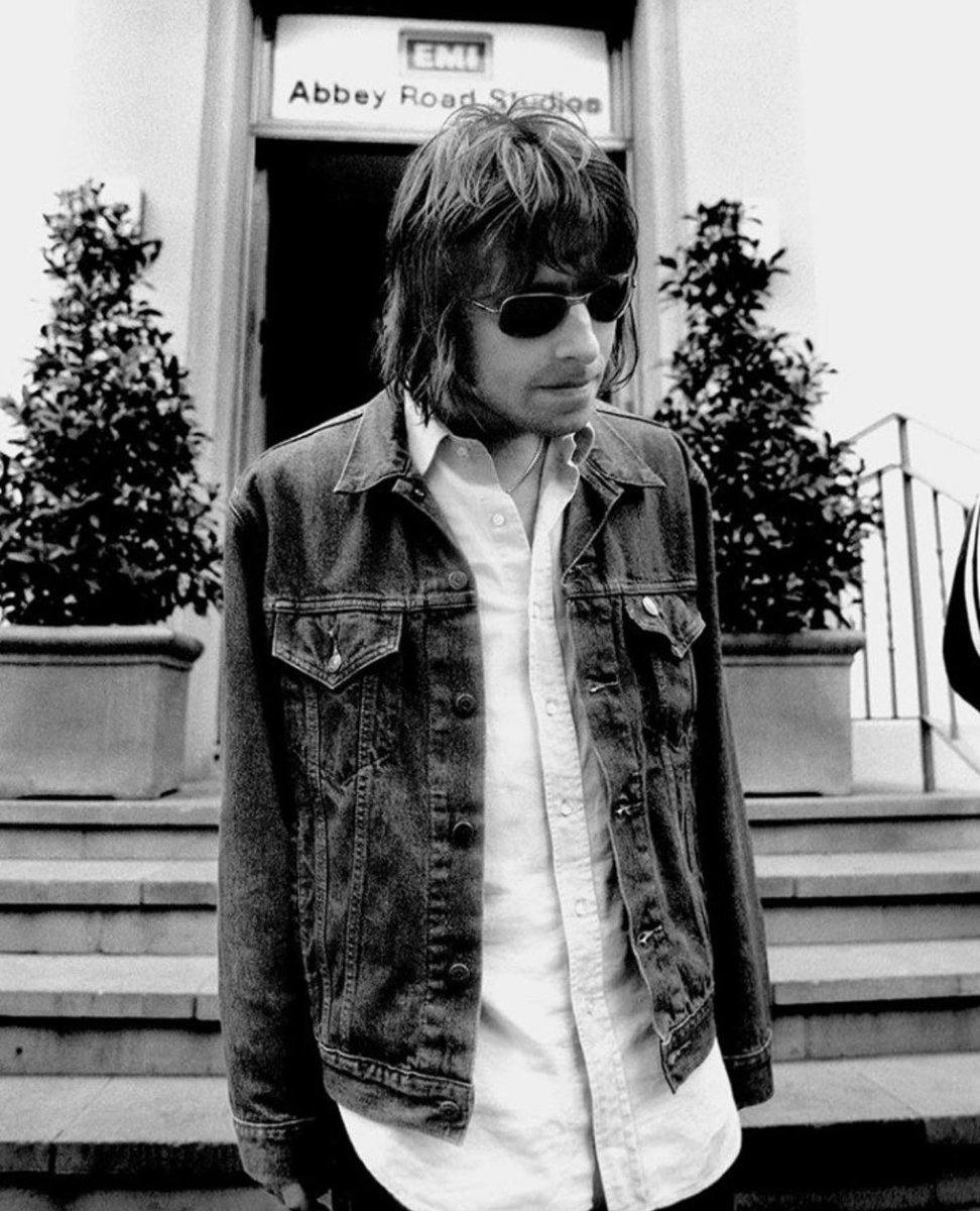 😦😦😦Losing words. I can see both Gene and Lennon in this picture at a glance. Powerful powerful🧬. What a great face. How can LG be so gorgeous!!!