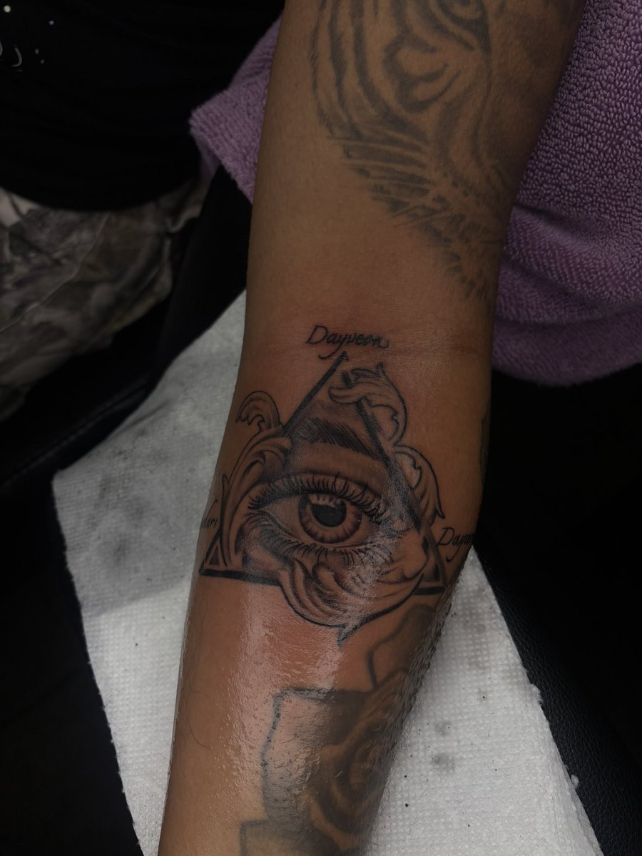 100Yrs_Jt's tweet photo. I'm just tryna eat off art my baby, that's all a nigga tryna do. Im booking for June and im located in Detroit. Get with me man. https://t.co/qysXzzmTfd