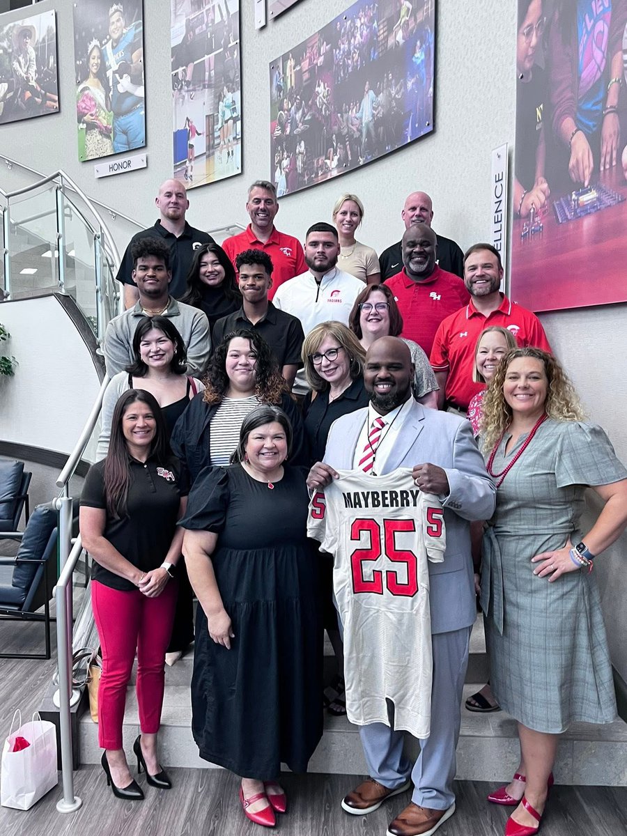 volleyball_shhs's tweet image. Excited for what is to come with @coachmayberry64 leading SoHo athletics!!