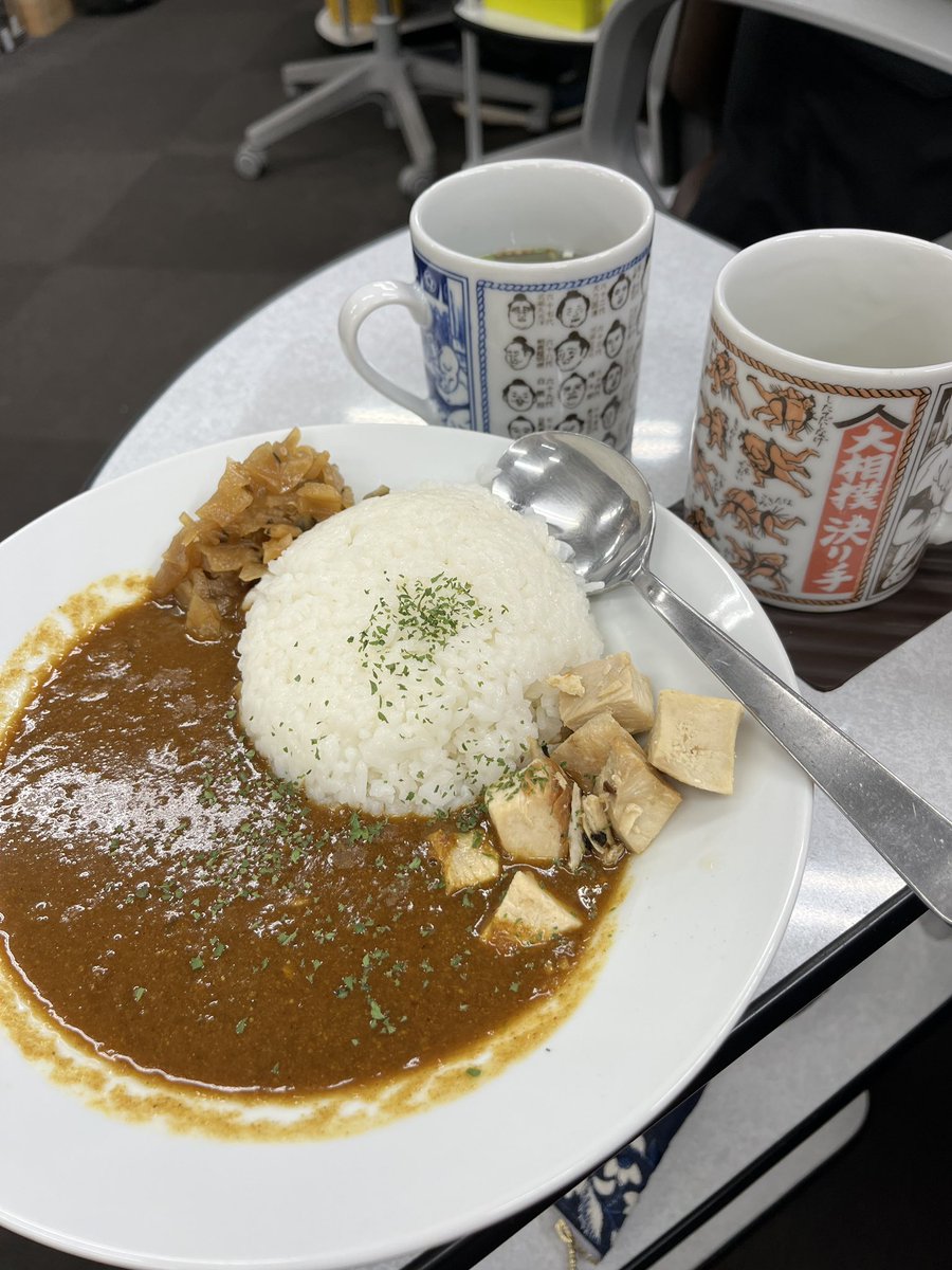EGsaiyo_01's tweet photo. 行ってきました麻雀部🀄️✨
今回は12名参加で3卓での前後半戦合計での勝負でした！
エンジニアさんも参加してくれました☺️

私、なんと前半卓では1位に😆🥇
しかし、経験者勢の前には歯が立たず…
この日はカレー100円DAYで漏れなく頂きました😋
次回は入賞目指します！！

#麻雀
#麻雀部
#カレー https://t.co/hZ7dnEw02r