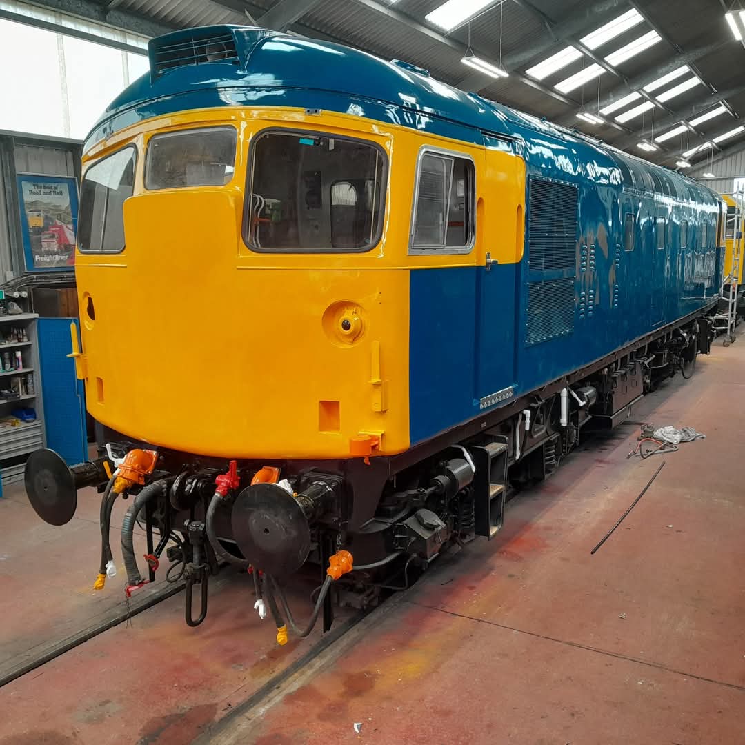 Nearly there!!

Whilst our Steam colleagues were enjoying their Gala, members of the CMDG were hard at work with the repaint of 26043. It's fair to say it'll look superb when finished....not long to wait!!

📸 Dave Stanton
