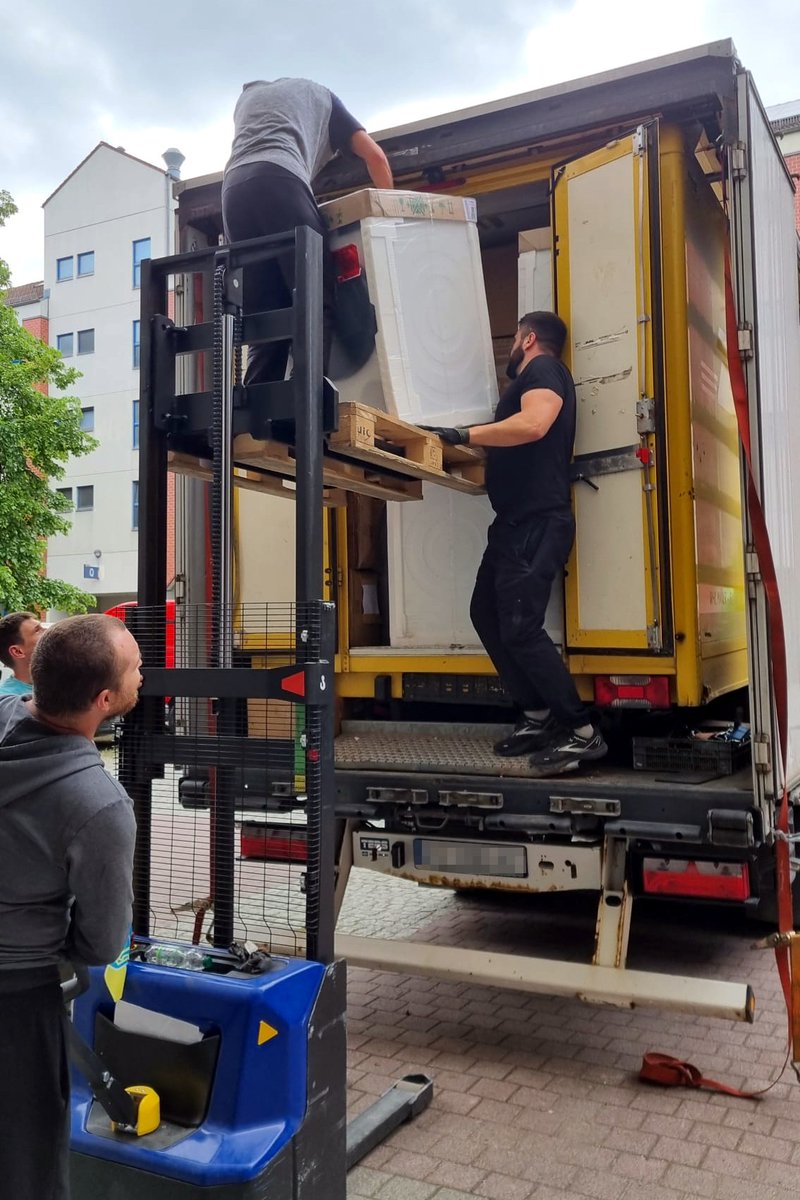 UkraineBerlin's tweet image. Bei uns wird jeder Lkw-Kubikzentimeter ausgenutzt. Auch der Kofferraum des künftigen Evakuierungsautos. Und wenn's nicht ganz passt, wird die Stoßstange eben abmontiert 💪 So haben wir u.a. 14 Waschmaschinen & Trockner für Kinderheime nach Riwne gebracht.
ukraine-hilfe-berlin.de/haushaltsgerat…