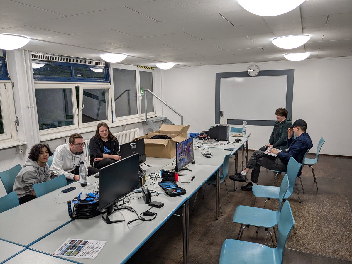 Unser gestriges Weekly war zwar ein bisschen schwach in Bezug auf die Spieleranzahl, aber trotzdem spannend – mit einer Round-Robin in Ultimate. In diesem Sinne, bis nächste Woche!

Platzierungen Melee:

🥇Shani

Platzierungen Ultimate:

🥇Septagon

🥈The Louse

🥉Haky