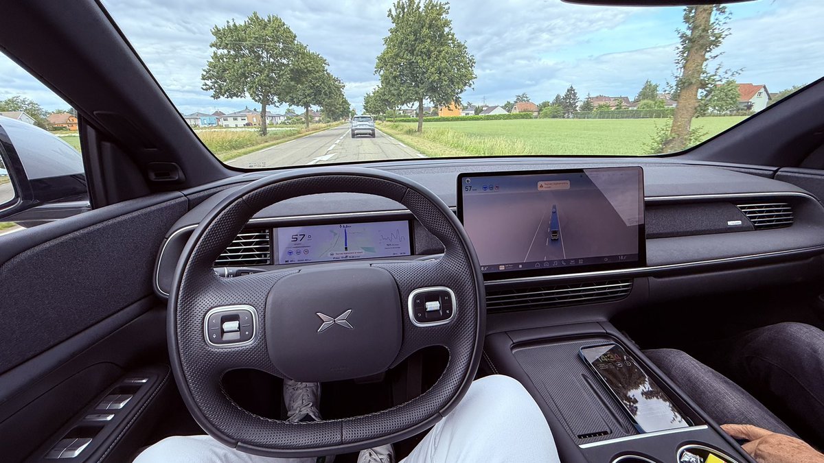 sergelotz's tweet image. Test hier du fameux #XPENG #G6 : Et c’est un grand NON ! Roulis, latence ds les accélérations, xpilote défaillant et malhabile, design et agréabilité générale de conduite… Bref, aucune chance ici de concurrencer le nouveau #Tesla Model Y 2025.