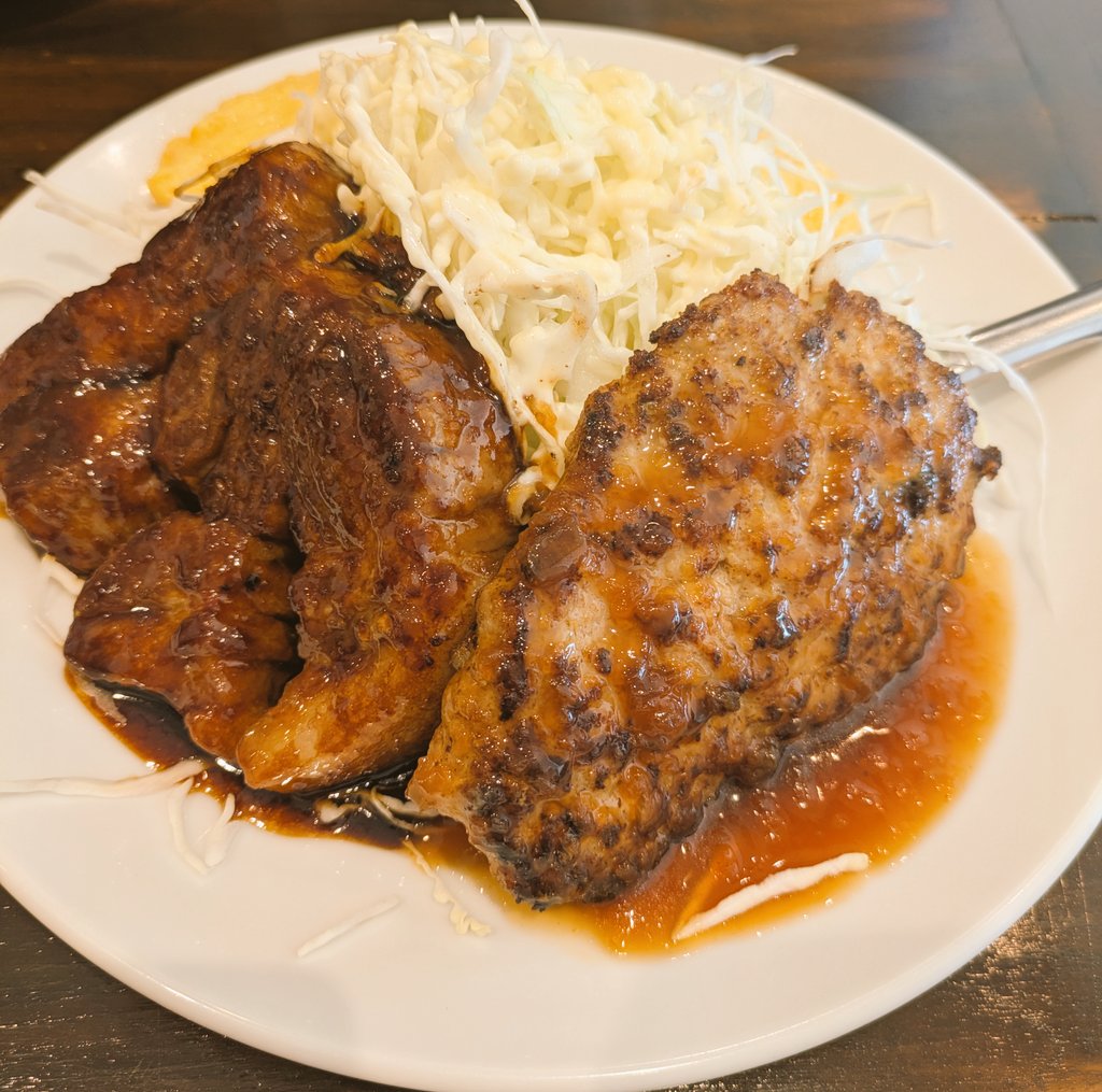 今日はトンテキのお店でランチ😋🍴💕
しかしここでハンバーグに遭遇❗お口はトンテキ気分だがどうしても両方食べたい❗という事でコンビランチに決定😍
ここのハンバーグは豚ミンチらしく肉々しいが柔らか肉汁ジュワー🤤🐷
トンテキは油身サクサク😳 柔らかジューシー❤
美味しかったです✨✨✨