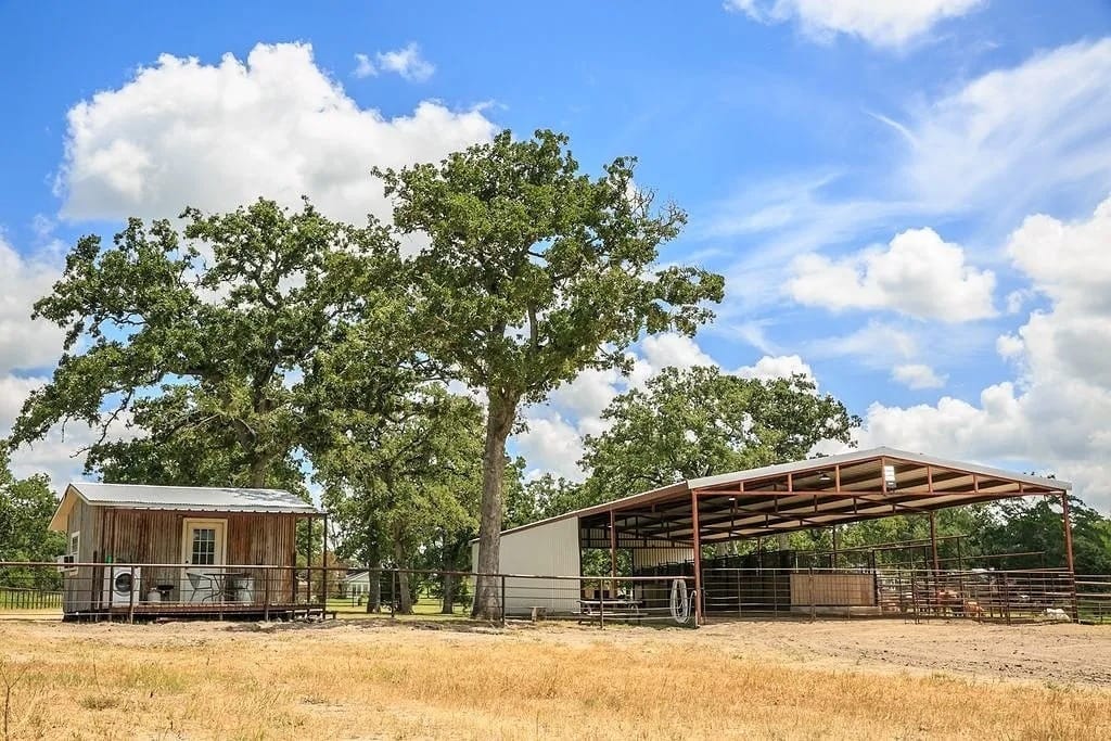 TxHorseProperty's tweet image. BURTON, WASHINGTON COUNTY, CENTRAL TEXAS. 8.03 acres. 12x16 bunk house. 40x100 barn w/water &amp;amp; electric, five 12x36 runs, prepped for 5 add’l stalls. Lighted riding area. Multiple potential home build sites. $399K #txhorseproperties #burtontx #centraltexas tinyurl.com/3395Burton