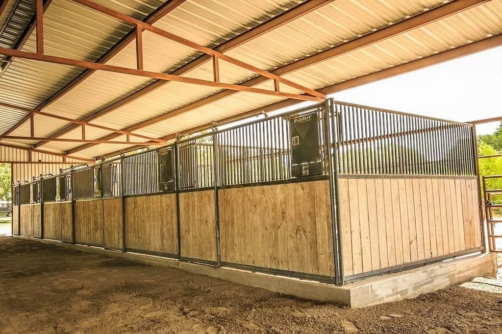 TxHorseProperty's tweet image. BURTON, WASHINGTON COUNTY, CENTRAL TEXAS. 8.03 acres. 12x16 bunk house. 40x100 barn w/water &amp;amp; electric, five 12x36 runs, prepped for 5 add’l stalls. Lighted riding area. Multiple potential home build sites. $399K #txhorseproperties #burtontx #centraltexas tinyurl.com/3395Burton