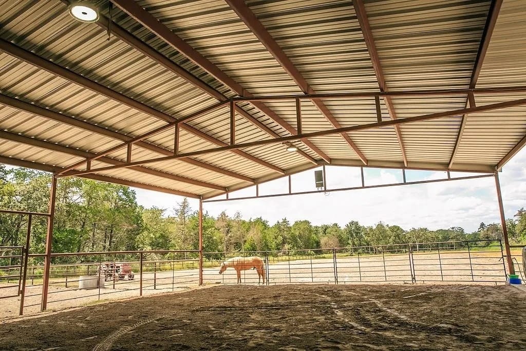 TxHorseProperty's tweet image. BURTON, WASHINGTON COUNTY, CENTRAL TEXAS. 8.03 acres. 12x16 bunk house. 40x100 barn w/water &amp;amp; electric, five 12x36 runs, prepped for 5 add’l stalls. Lighted riding area. Multiple potential home build sites. $399K #txhorseproperties #burtontx #centraltexas tinyurl.com/3395Burton