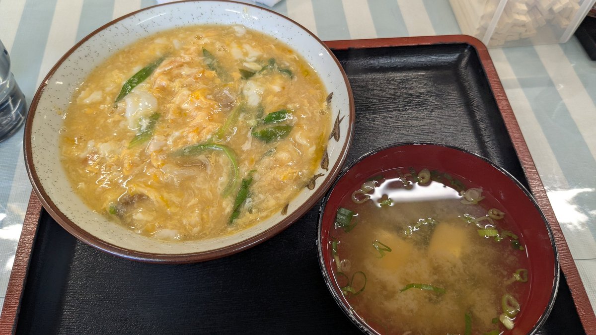 メンバーとランチで初めて行った食堂なんですが、何かと値上がりしている中、たまご丼600円、エビフライ定食900円というびっくり価格😳安いですよね？👀