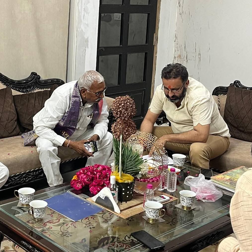 spnitinkohli's tweet photo. आगरा 89 #उत्तर_विधानसभा प्रभारी/प्रदेश सचिव श्री महाराज सिंह शाक्य जी द्वारा मेरे निवास पर आकर शिष्टाचार भेट कर संघठन एवं बूथों की जानकारी की एवं मेरे व साथियों द्वारा उनके आगमन पर उनका स्वागत किया ॥
@yadavakhilesh @socialistaditya @AzadSamajParty https://t.co/bhJsn2GAYd