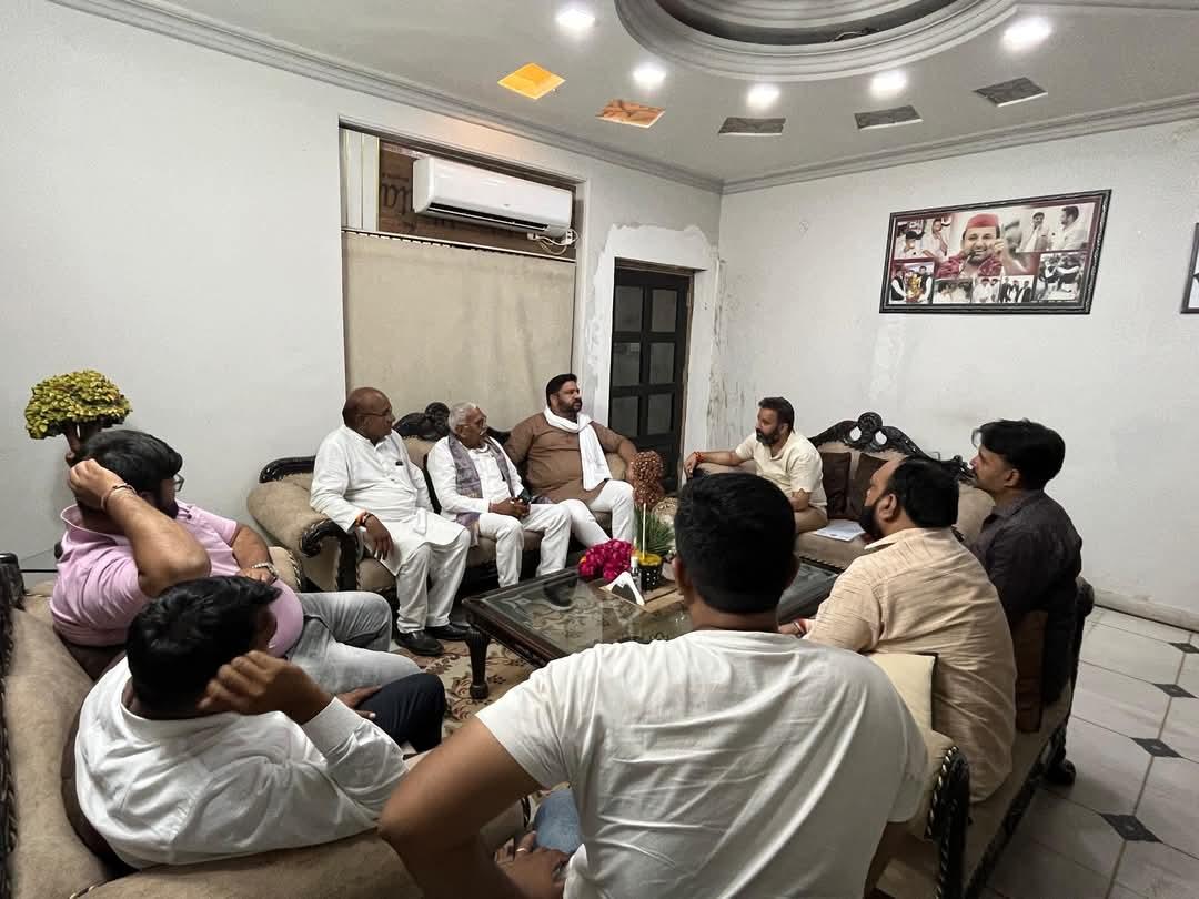 spnitinkohli's tweet photo. आगरा 89 #उत्तर_विधानसभा प्रभारी/प्रदेश सचिव श्री महाराज सिंह शाक्य जी द्वारा मेरे निवास पर आकर शिष्टाचार भेट कर संघठन एवं बूथों की जानकारी की एवं मेरे व साथियों द्वारा उनके आगमन पर उनका स्वागत किया ॥
@yadavakhilesh @socialistaditya @AzadSamajParty https://t.co/bhJsn2GAYd