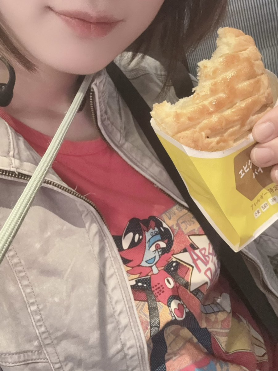 azunatsu_413's tweet photo. いつかのコメダに続いてミスドのお姉さんにも

「メタトンお好きなんですか☺️✨？？」

って聞かれて嬉しくなっちゃったTシャツ🤖推しです！！！！！

やっぱ地底の大スターは地上でも大人気なんよ🥰

ミスドの推しはエビグラタンパイ🦐
つまり推しと推し。

#Undertale https://t.co/EguixSHUFs