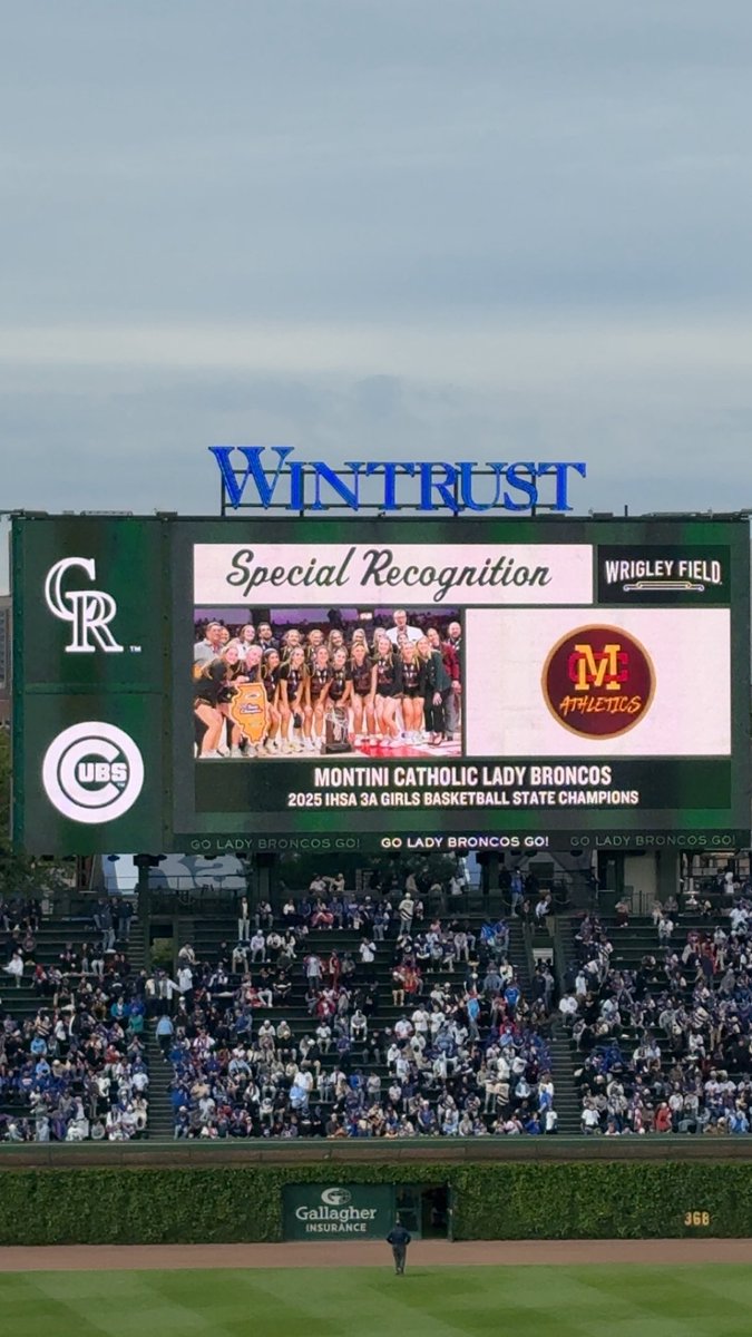 MontiniGirlsBsk's tweet image. What an unforgettable night at Wrigley Field! Our team was honored on the field for our 3A State Championship, surrounded by our families and fans! 

The evening reached its peak when the Cubs clinched a thrilling 4-3 walk-off victory! #wearemontini #statechamps @MontiniCatholic