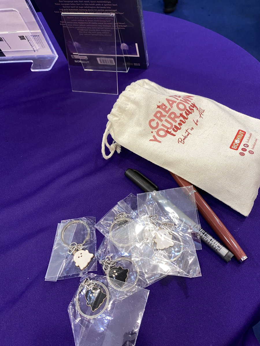 Saya ada signing kat booth Mangosteen sekarang. Mai la, saya nak bagi keychain.