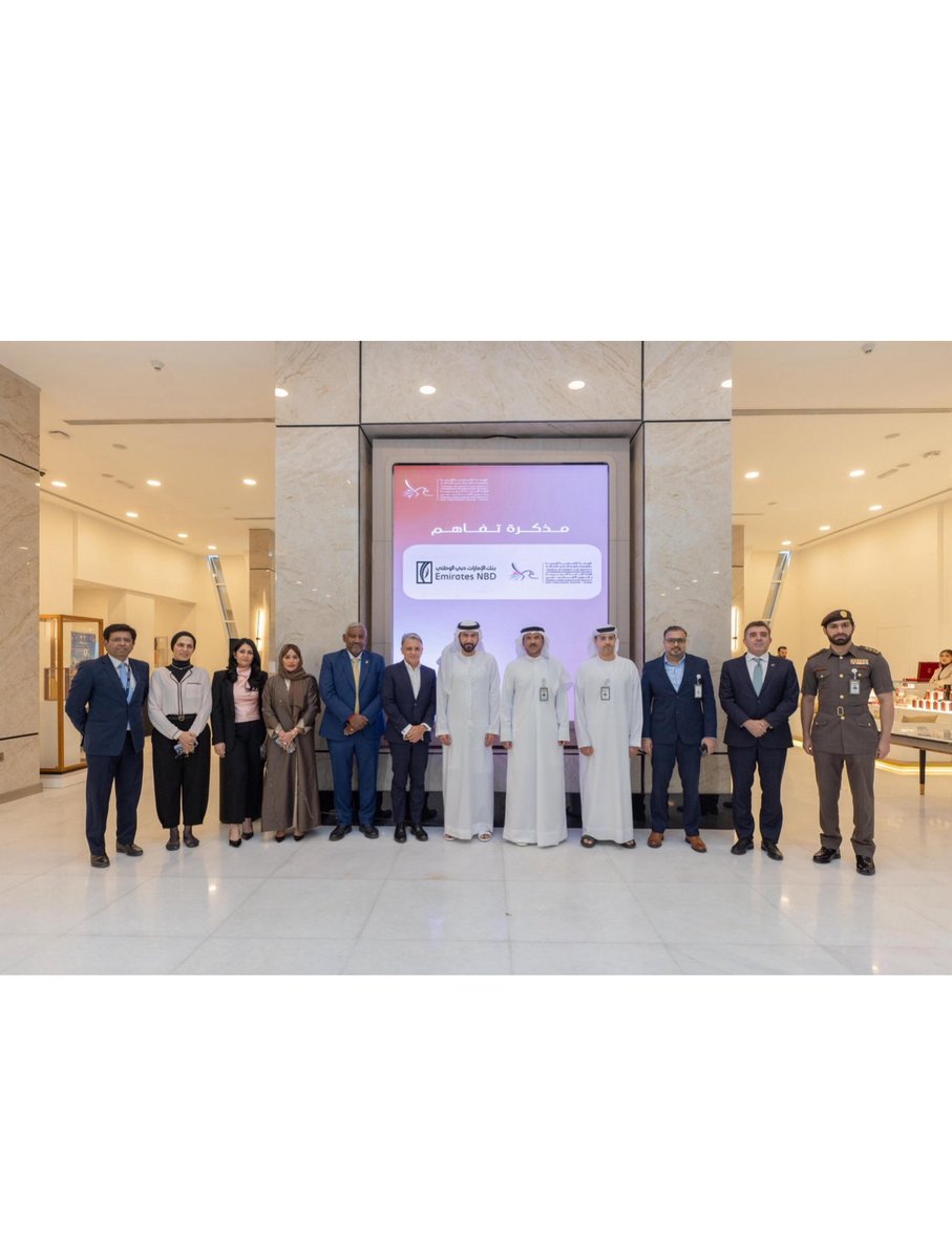 •
إقامة دبي توقّع مذكرة تفاهم مع بنك الإمارات دبي الوطني، في خطوة تعكس الشراكة الفاعلة بين القطاعين الحكومي والخاص، وتهدف إلى رقمنة الإجراءات، وتبسيط رحلة المتعامل، والارتقاء بجودة الحياة.وقّع الاتفاقية سعادة اللواء عبيد مهير بن سرور، نائب مدير عام إقامة دبي، والسيد مروان هادي،