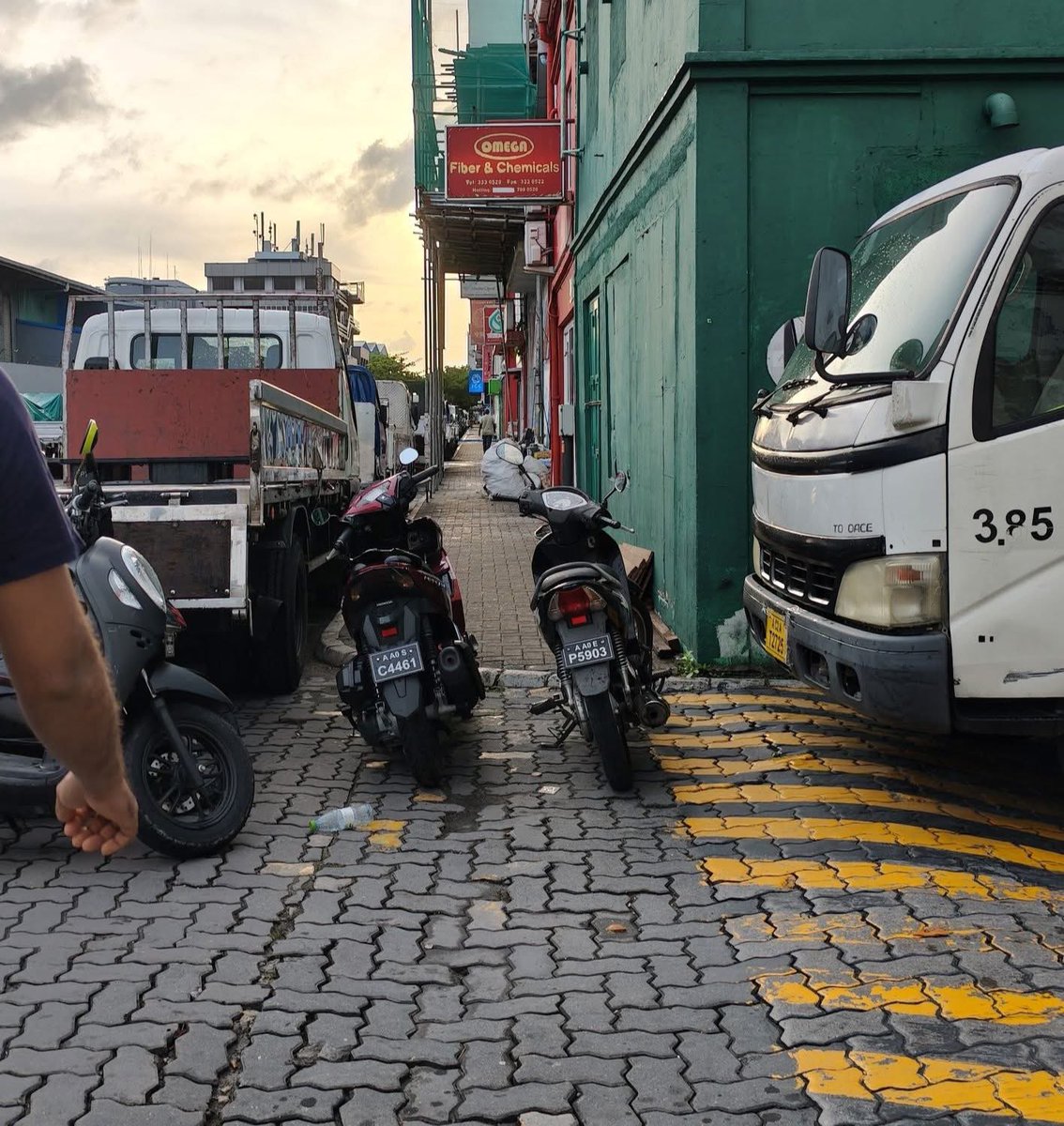 XefroX's tweet photo. ހެޔޮ ނުވާނެ. 

ފުރަތަމަ ދަސްކުރަންވީ ކާޅާއެކު އުޅޭކަށްނޫން. އިންސާނުނާއެކު އުޅެން ދިވެހީންނަށް މިވަނީ ދަސްކޮށްދޭން ޖެހިފަ

ކިހާވަރަކަށް މިކަން ދަންދެންތޯ ބަލަން ތިބޭނީ؟ ޤާނޫނު ނުހިނގާ ރާއްޖެއަކު ފުލުހުން ތިބުމުގެ ބޭނުމަކީ ކޮބާ؟ @PoliceMv  @min_mohst 

ފޮޓޯ: ސިރޫ އާޓު https://t.co/9o8nbYGqXw