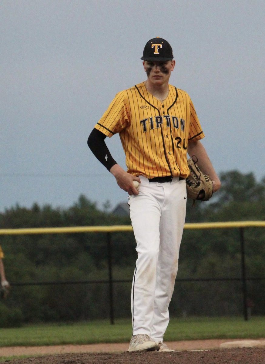 TiptonBaseball's tweet image. Varsity got a split Monday vs always tough Mid-Prairie in two pitching duels. Tigers get 1st one 3-2 but drop G2 1-3 despite a 6th inning lead. Teams will play again Thursday  at Crawford Field. Shoutout to our 3 pitchers (Jett, Garret, Braydon) who kept us in it to the end.