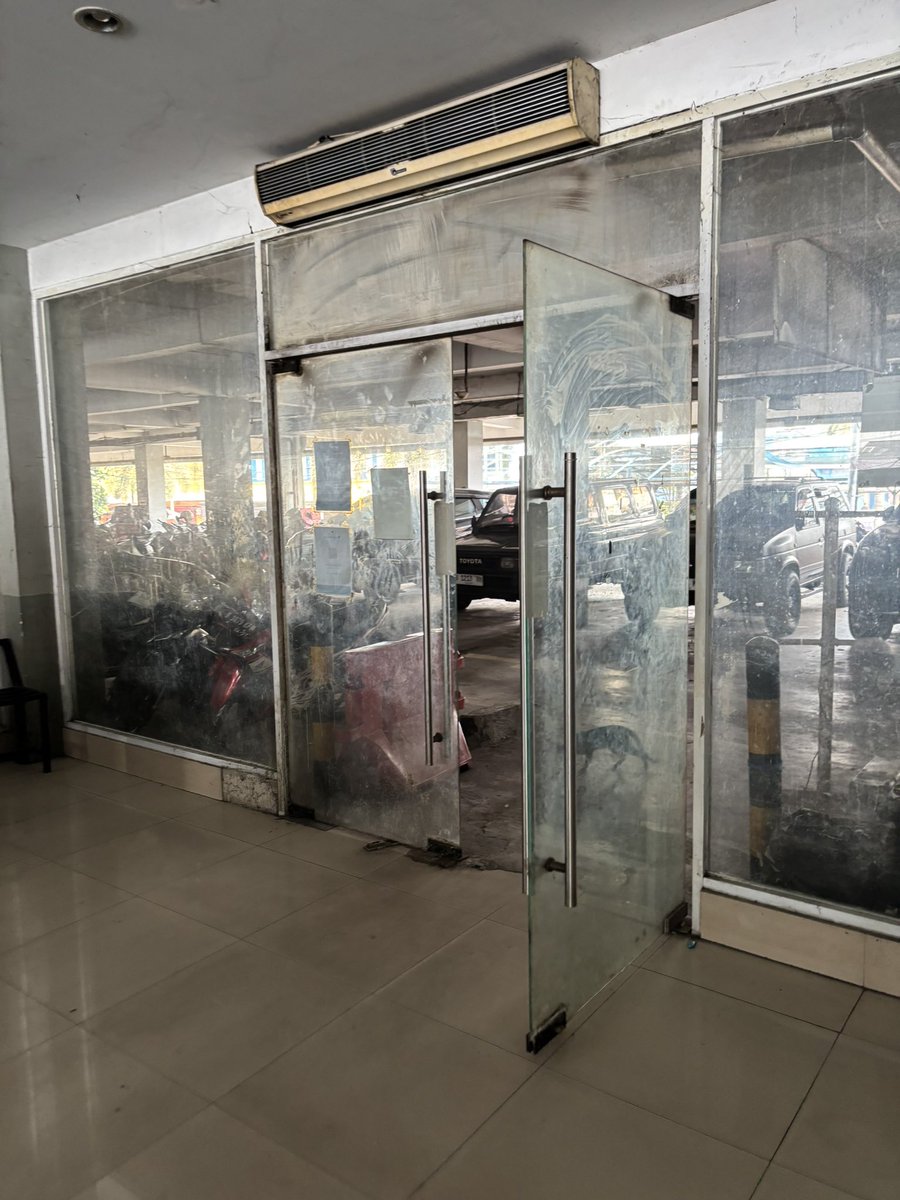 JokoSumiyanto's tweet photo. @mas_triadhianto @Bobihoe_Harris  @pemkotbekasi  mas tri mall pelayanan publik di atrium pondok gede bagus dipelayanan tp hrs ditingkatkan kualitasnya, akses dari jalan raya tdk ada tanda, lingkungan sangat jorok kotor,  banyak yg merokok, ac tidak dingin penerangan kurang. https://t.co/mNm5jdVTSZ