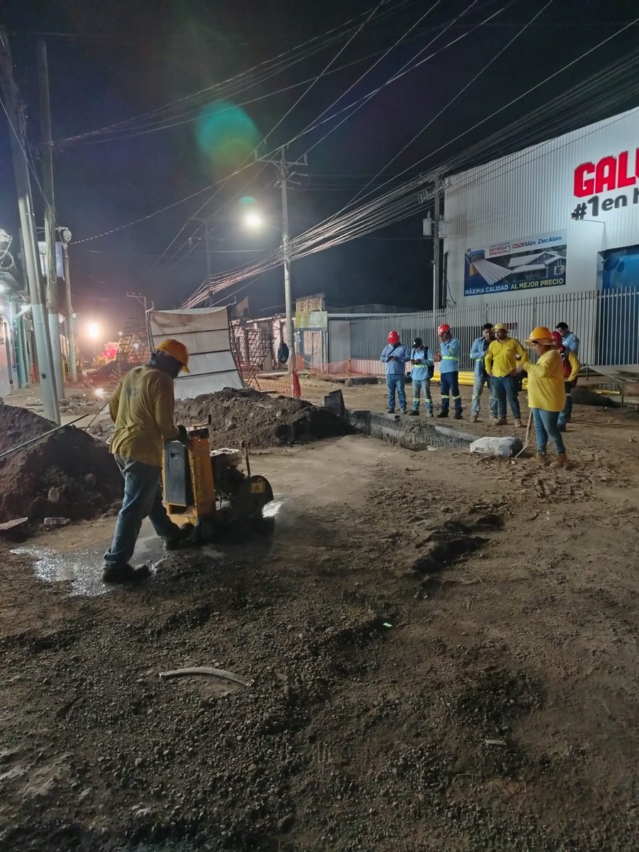 ObrasPublicasSV's tweet photo. En la intersección de la 9ª Avenida y la carretera del Litoral, realizamos labores de excavación como parte del proyecto de cableado subterráneo en el sector del centro urbano del Puerto de La Libertad.

A las 8:00 a.m., estará habilitado el tránsito vehicular en la zona, mientras tanto utiliza el bypass Camino a Surf City como ruta alterna.