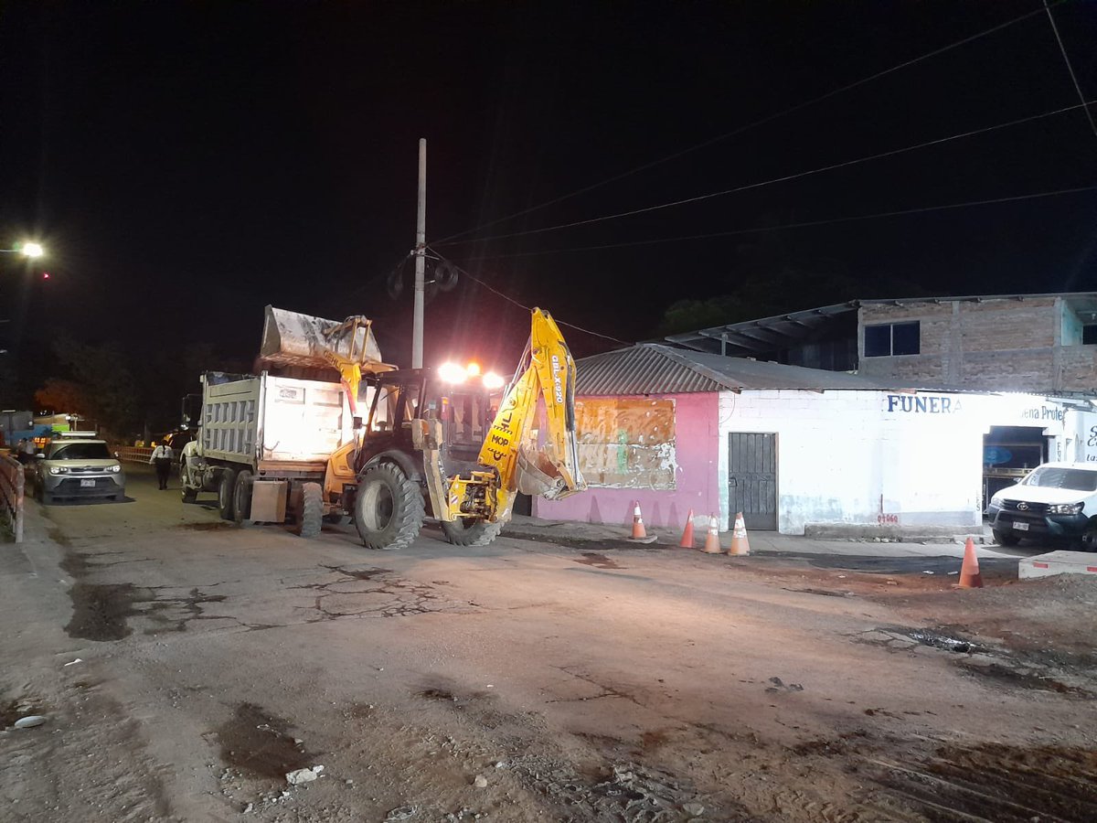 En la intersección de la 9ª Avenida y la carretera del Litoral, realizamos labores de excavación como parte del proyecto de cableado subterráneo en el sector del centro urbano del Puerto de La Libertad.

A las 8:00 a.m., estará habilitado el tránsito vehicular en la zona,