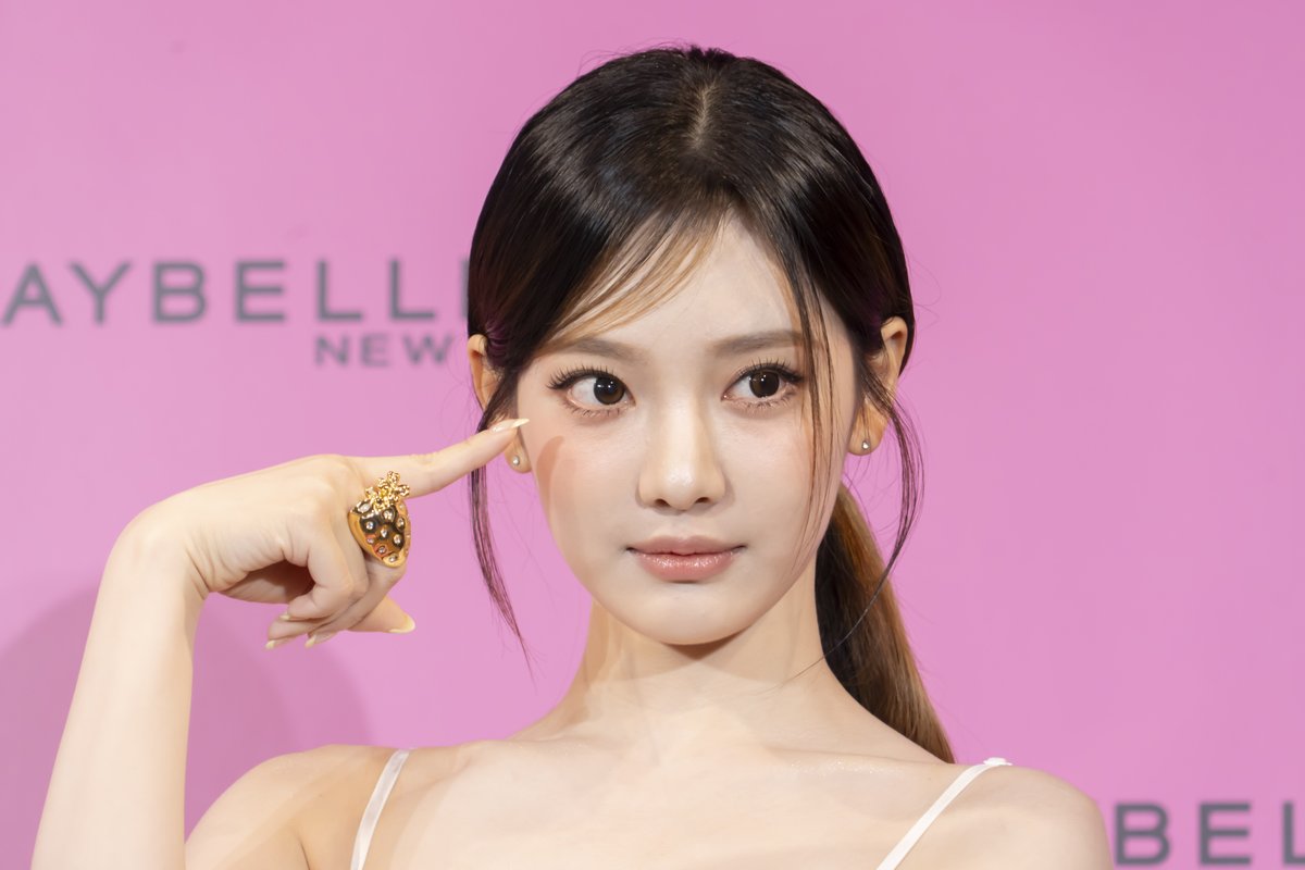 LoveMaybelline's tweet photo. ／
#メイベリン 
💜aespa NINGNING💜来日イベント
＼

📸イベントの様子をお届け📸
なんと、、、イベント当日に本人がサインしたスカイハイパネルが、
マツモトキヨシ渋谷道玄坂FLAG店で本日5月28日（水）から展開🤩

ぜひ店頭でチェックしてください💨 https://t.co/bJj1XPEnYQ