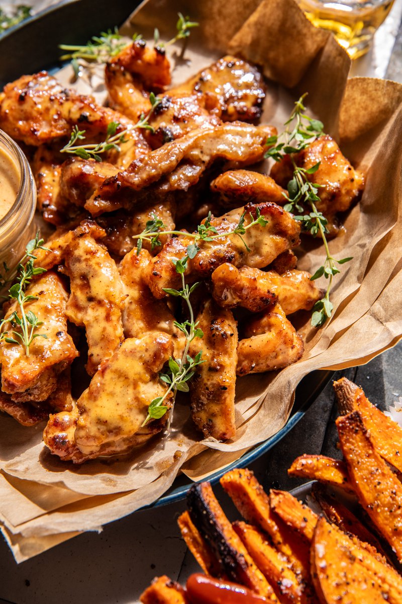HBHarvest's tweet image. NEW!! Baked Honey Mustard Boneless Wings: These are a must for summer - serve with fries for a quick family dinner, or double the batch and serve as a fun poolside snack. Itโs not fancy, but a good honey mustard chicken never disappoints.
halfbakedharvest.com/baked-honey-muโฆ