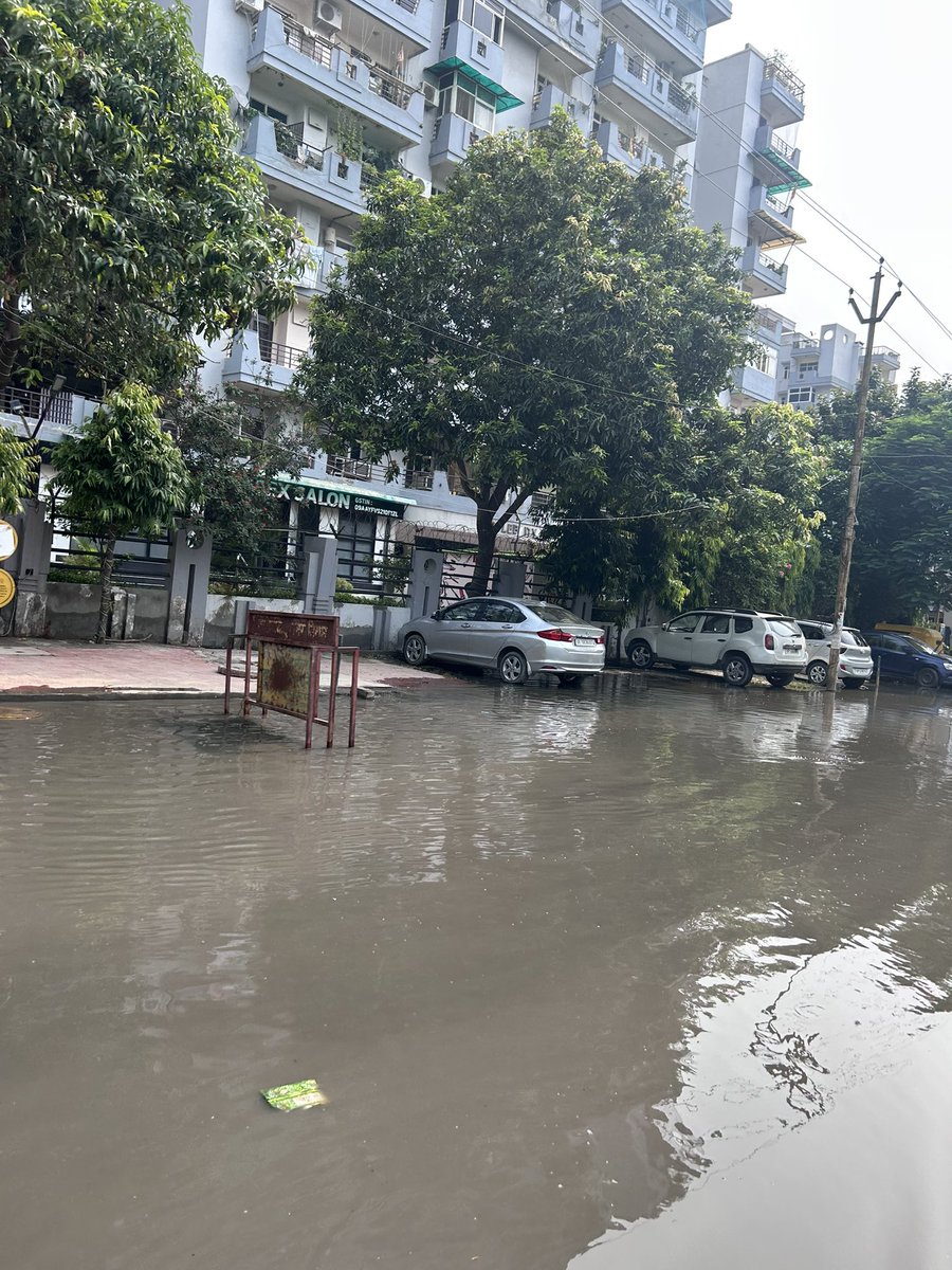 coffeholicAk's tweet photo. 📢Attention @UPGovt @GhaziabadNagar1 @OfficialGNIDA @myogiadityanath @gdagzb @BJP4UP 
Severe sewage overflow and garbage accumulation in Indirapuram, Ghaziabad(PIN 201014).These conditions are hazardous for public health and need IMMEDIATE attention
Location:SupertechIcon h block https://t.co/8ziHdnyVAV