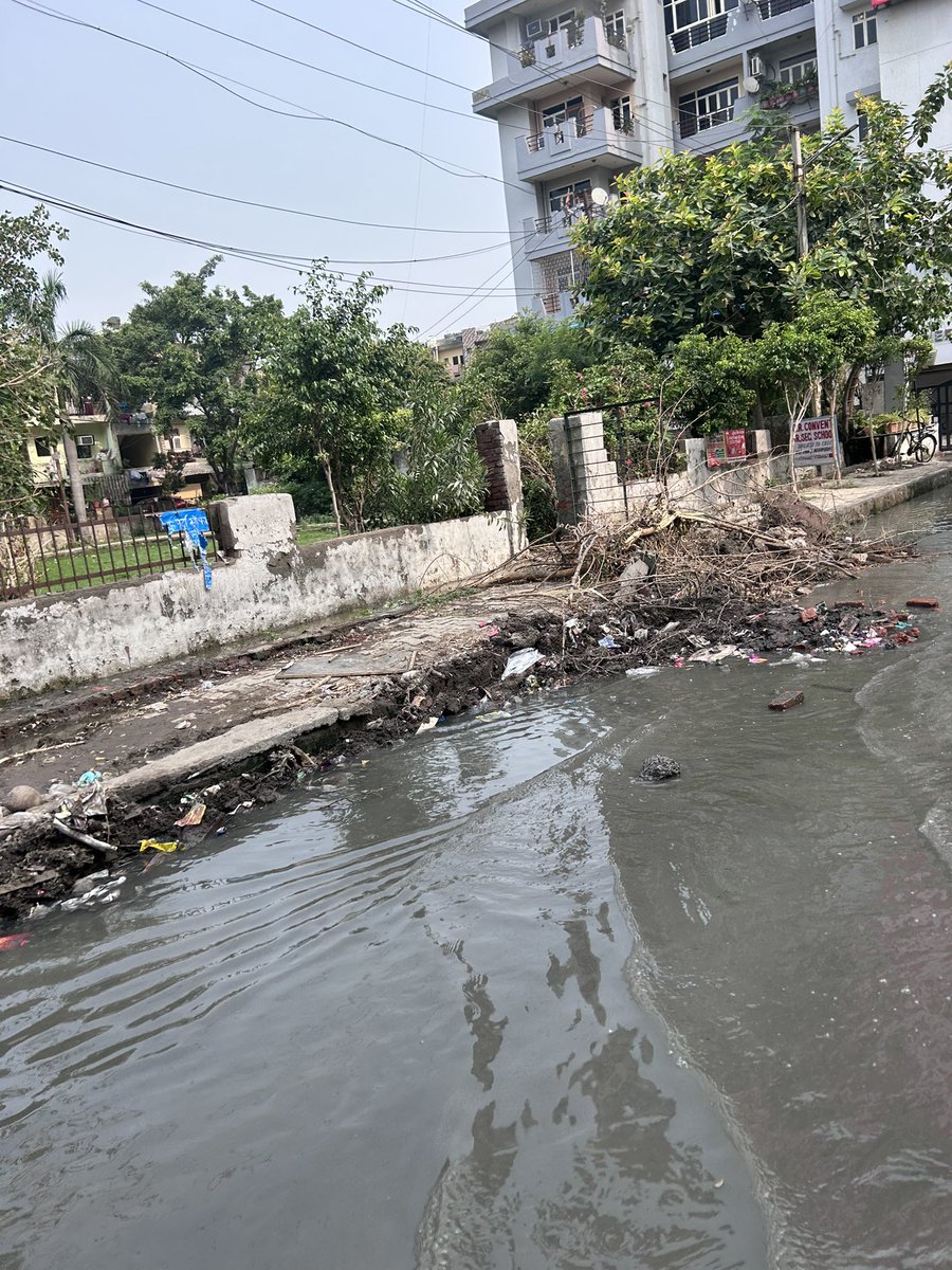 coffeholicAk's tweet photo. 📢Attention @UPGovt @GhaziabadNagar1 @OfficialGNIDA @myogiadityanath @gdagzb @BJP4UP 
Severe sewage overflow and garbage accumulation in Indirapuram, Ghaziabad(PIN 201014).These conditions are hazardous for public health and need IMMEDIATE attention
Location:SupertechIcon h block https://t.co/8ziHdnyVAV