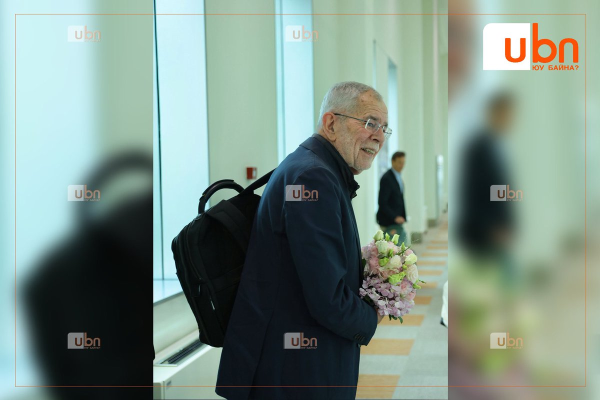 Үүргэвчээ үүрээд л буцлаа. Манай төр улам данхайсаар.