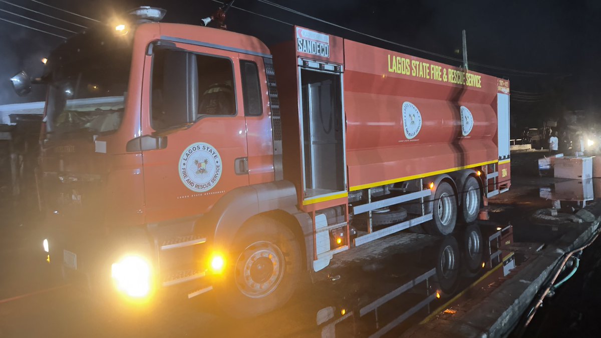 c_campglory's tweet photo. Breaking 
Shops at Agungi on fire 🔥 including a mini street gas station . Thank you @belandelstudios @LagosStateFire for your swift response https://t.co/MK0g0UX7Bv