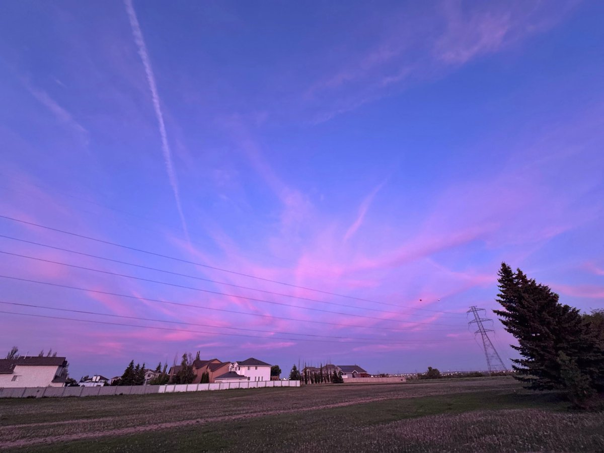 A lovely evening sky tonight 

#yeg #edmonton #spring #evening #sky #clouds #yegwx #weather