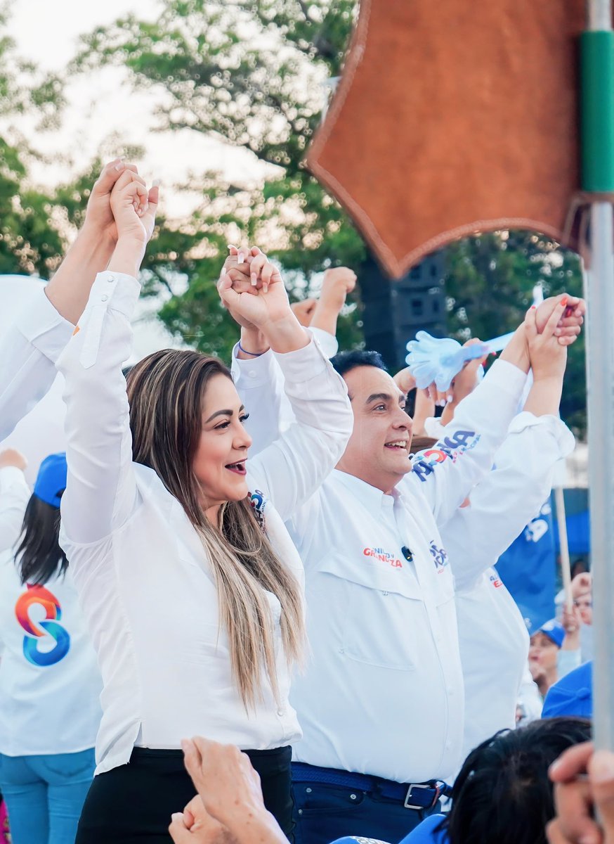 AlyGamboa's tweet photo. Hoy cerramos una etapa muy importante, llena de corazón, esfuerzo y sobre todo de amigos. 
Durante esta campaña recorrimos las calles de Durango, acompañados de nuestra gente, nuestras familias, y nuestros sueños. 
Con #UnidadYGrandeza, vota este  1º de Junio. 🔴🔵 https://t.co/qJ4Zk7lhNd