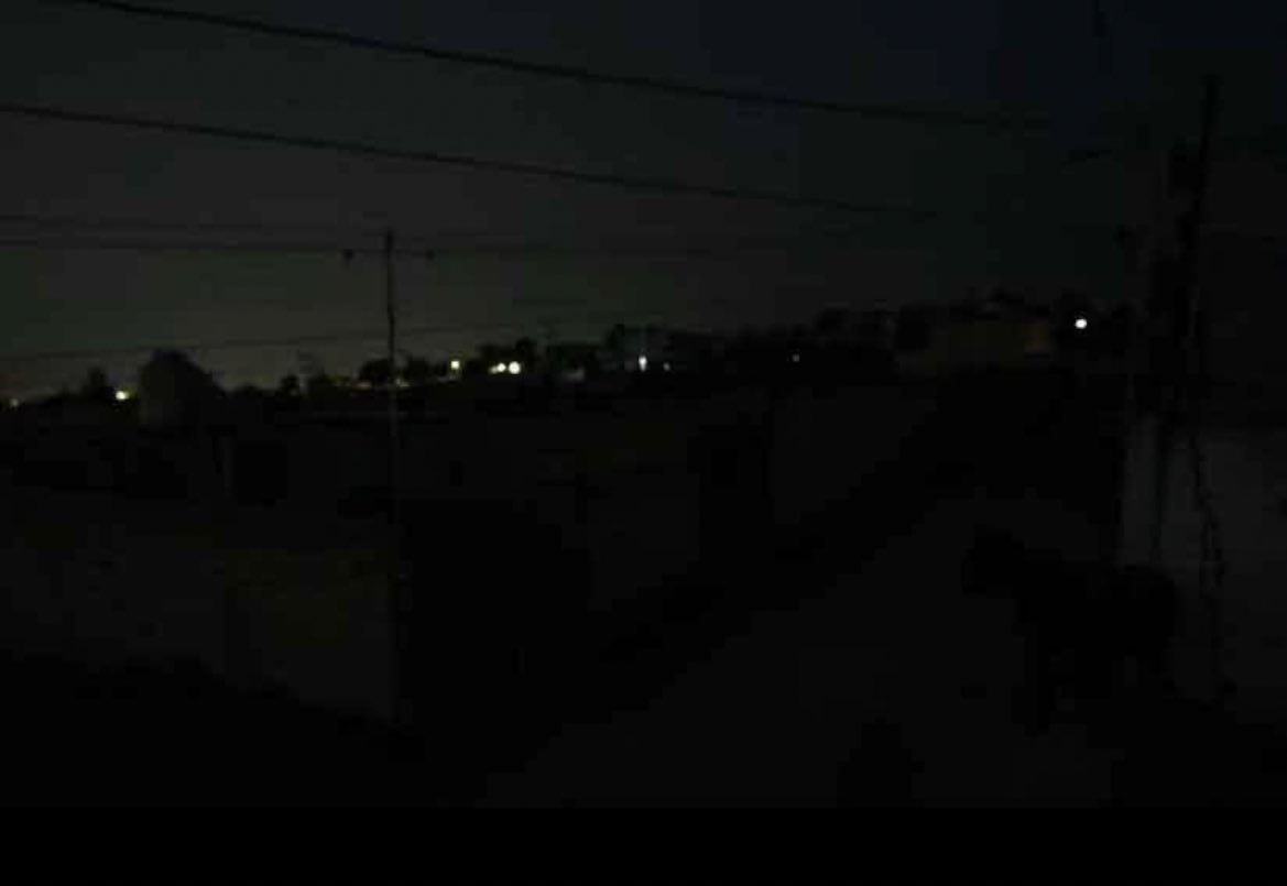 Claus_ab's tweet photo. ¿A qué pinche hora va a llegar la luz? @CFEmx @CFE_Contigo  ¡Ya este apagón en #Veracruz ha durado mucho y no se puede con este calor infernal! 😡 https://t.co/TP7kkJjowe