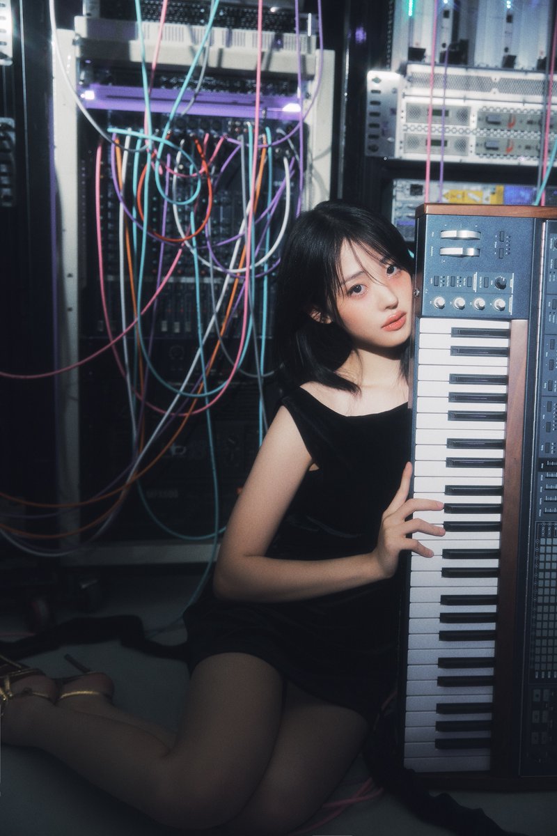 @official_QWER: RT by @Weekly_QWER: QWER The 3rd Mini Album ‘난 네 편이야, 온 세상이 불협일지라도’ CONCEPT PHOTO #E 📗2025.06.09 18:00(KST) ‘In a million noises, I’ll be your harmony’ #QWER #beyourharmony #히나 #Hina
