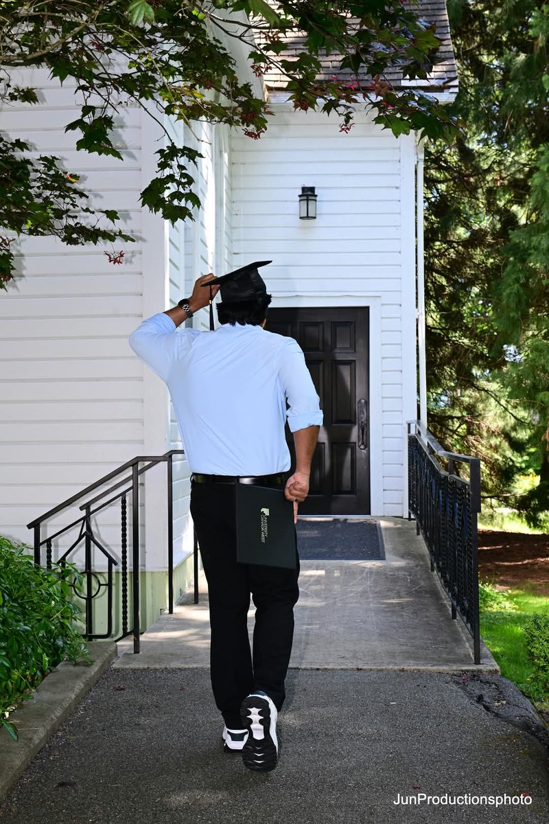 kishoresai1211's tweet image. After 7 years in a reputed MNC, I chose to chase a new challenge—an MBA. While some worried, I was determined. Today, I become the first postgraduate in my family.
Kishore Sai, MBA. 🎓❤️
#FirstGenGraduate #MBAJourney #ProudMoment