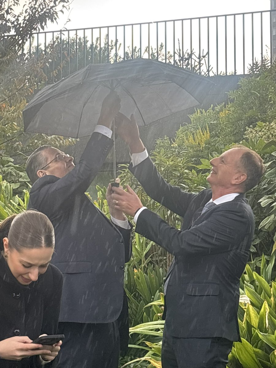 How many Liberal shadow cabinet members does it take to put an umbrella up? #springst