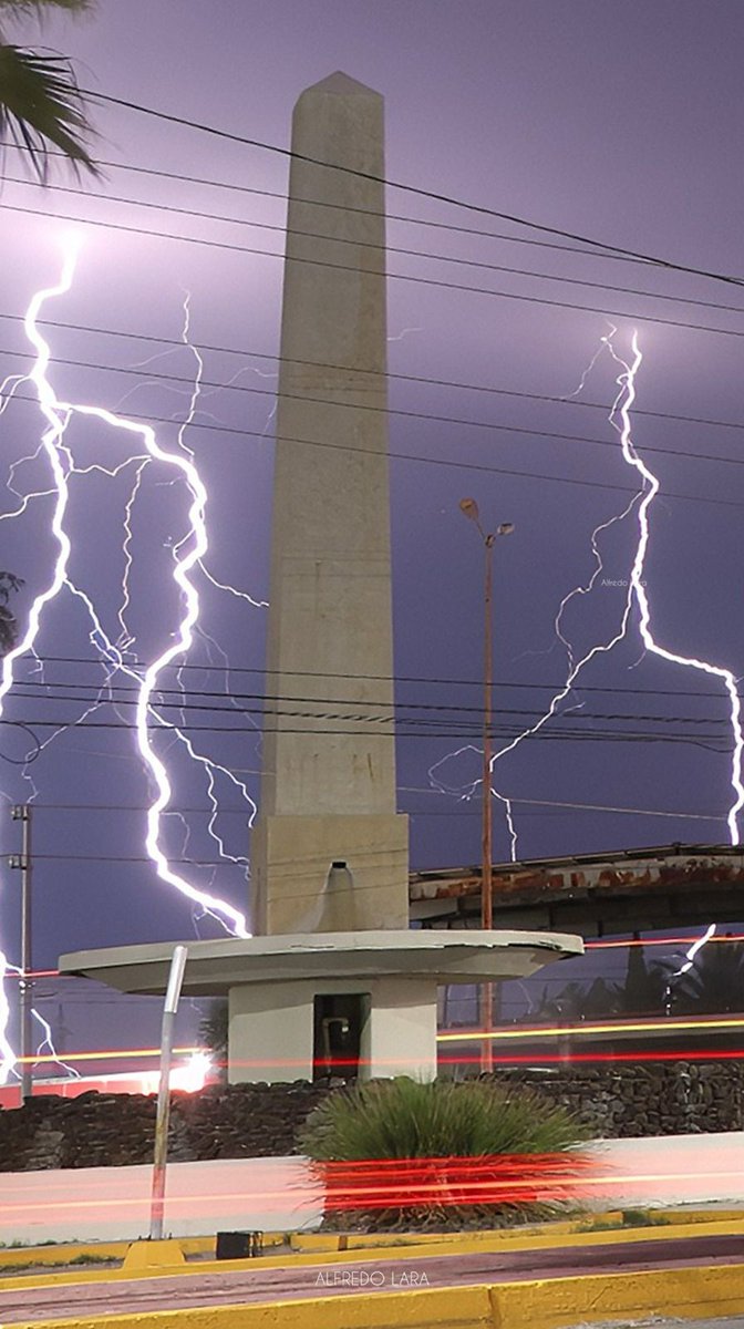 Actividad eléctrica en #Coahuila está noche, foto de Alfredo Lara, en Sabinas, #Coahuila, Boulevard Paseo de los Leones.