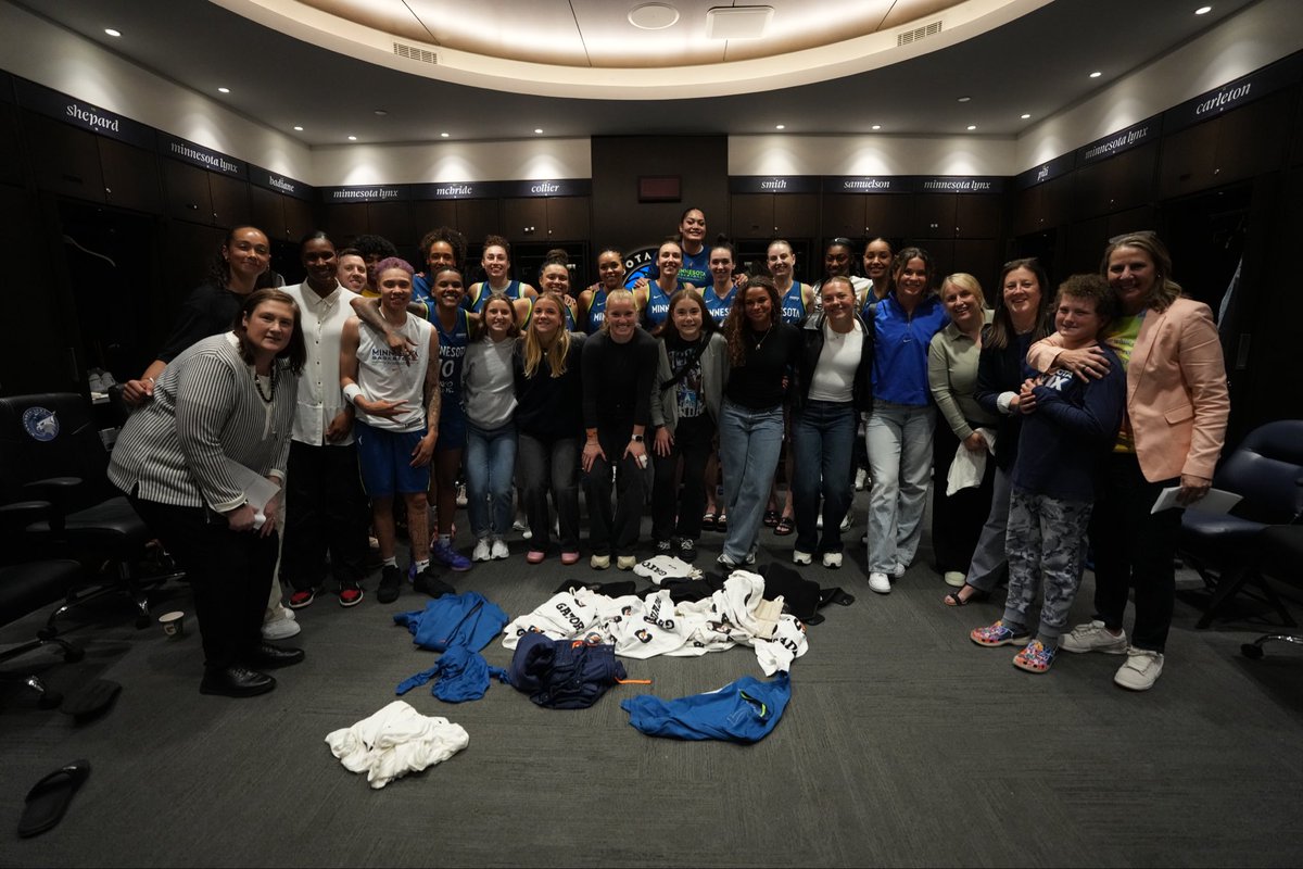 When some gold medalists stop by to cheer on the #MinnesotaLynx! Thank you for spending the evening with us <a href="/USWNT/">U.S. Women's National Soccer Team</a> #LynxRecognize