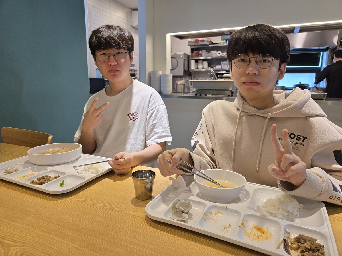 jyjoonlee's tweet image. 5월28일 수요일
어제 치열한 경기를 선보인 응딮.
(식사 끝나고 가려는데 사진요청)
알에서 나오기 위해 자신과의 싸움을 계속 하고 있는 응딮 응원 부탁합니다~!!
웨인 서현 선수 다시 한번 생일과 pog 축하하고~!
수줍은 웃음이 매력인 재혁선수는 계속 웃고!!
#dpluskia #dpluskiacl #dkwayne…