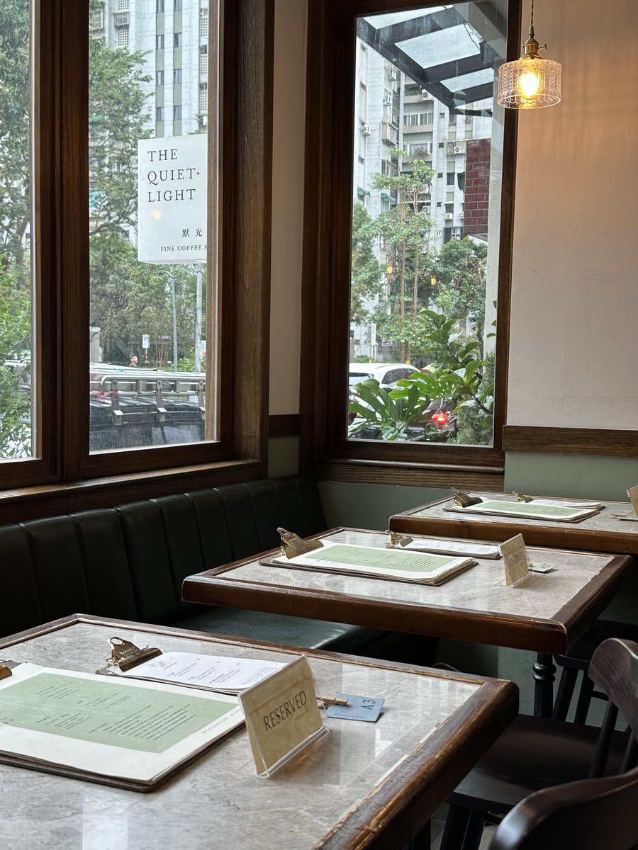 ややレトロな造りのお店で、日当たりの良い窓辺に公園を見渡すことができます。
リブもにんじんもやわらかく煮込まれているので、ソースがご飯によく合い、空になってしまいます。😋😋