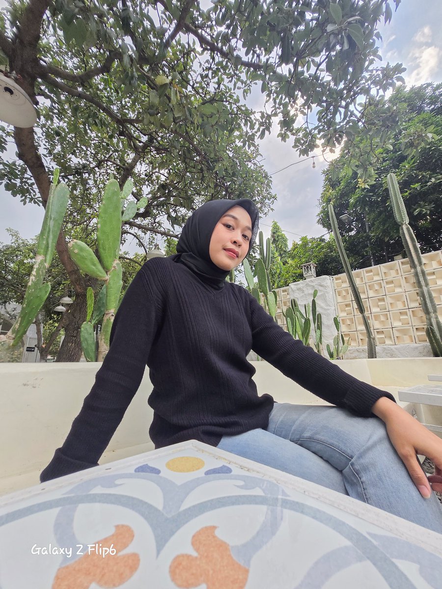 risviamy_'s tweet photo. @samsungID Selfie? Check.
Semua tinggal andelin #GalaxyZFlip6
Fitur FlexCam-nya tuh life-saver banget!
Effortless tapi hasilnya tetap kece 💅
#BebasTanpaWorry
#GalaxyZFold6 #GalaxyAI https://t.co/zxvvWD9Z7W