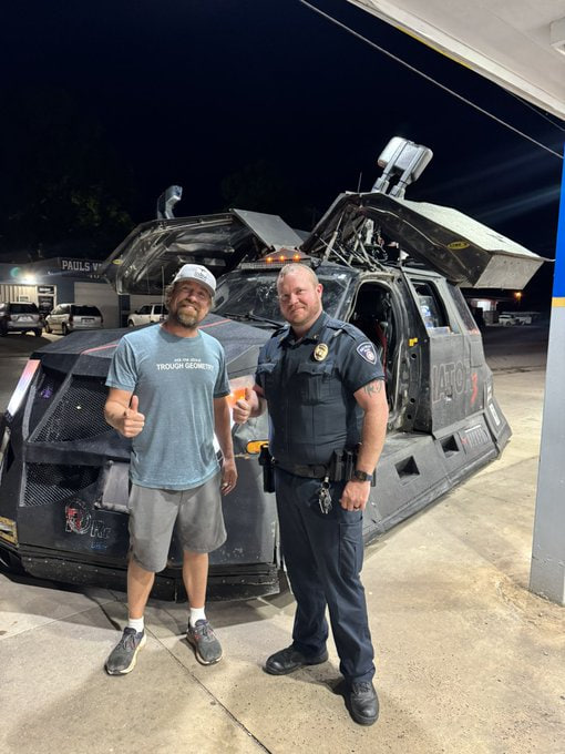 The plot twist was too quick, but what brand of car is this? Very cool.😂😂