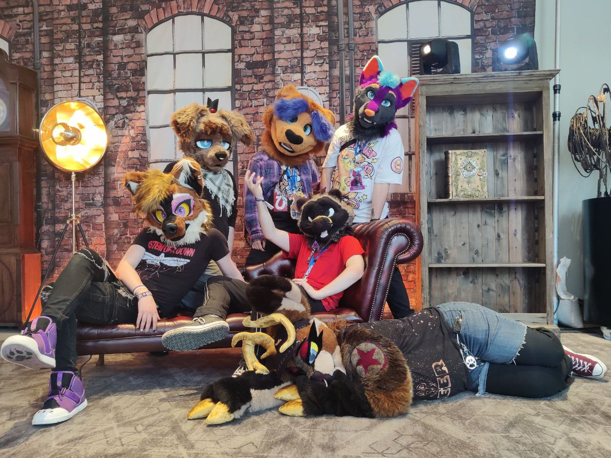 Literally my best con to date, first one where I properly felt like I belonged

Love to everyone who made this real x