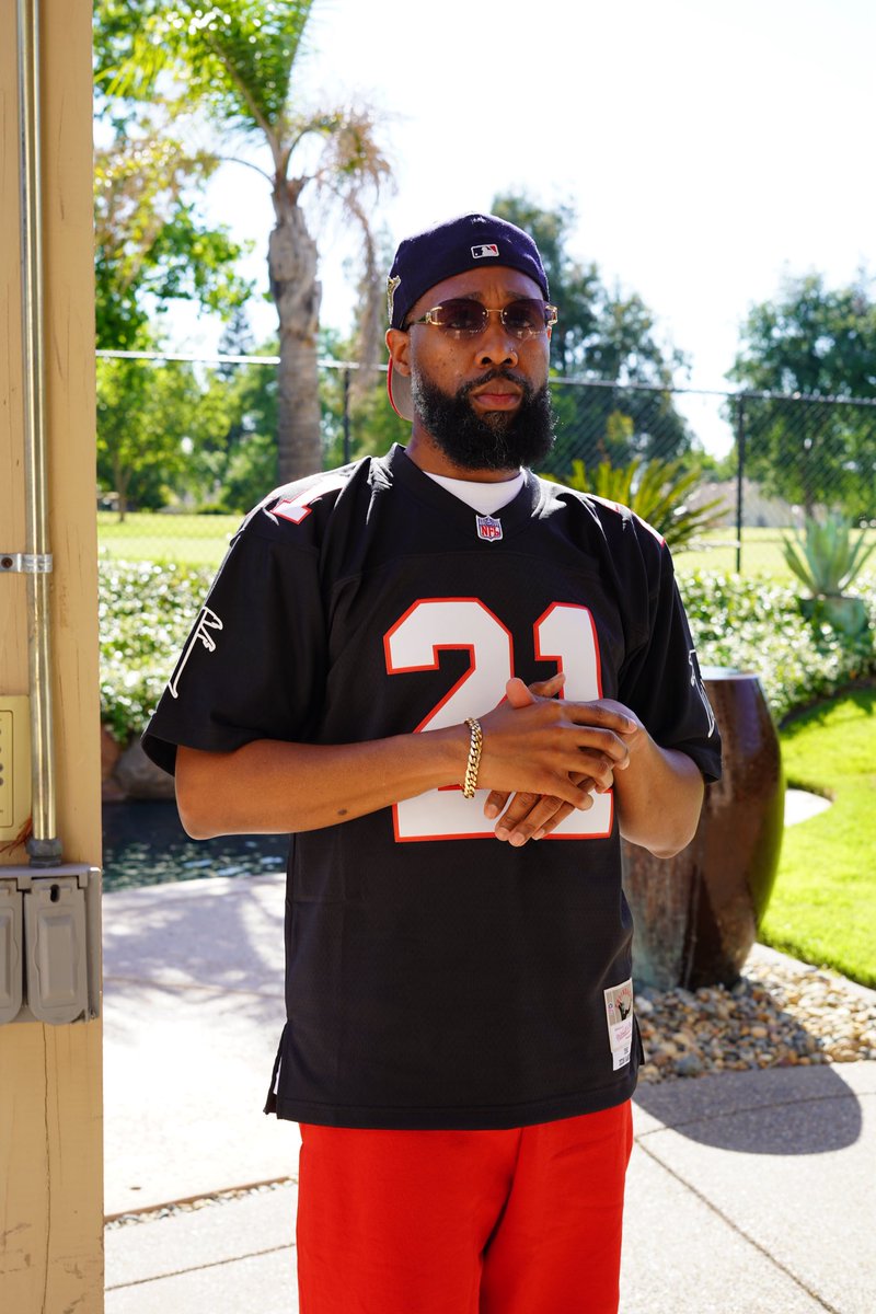 Prime time like I'm deion sucka you a peon in a neon