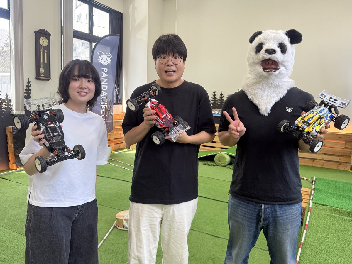 flat954's tweet photo. 【ライス関町の手も借りたい】

本日は、高田馬場にある
スモールRCバギーサーキット「PANDA CIRCUIT(#パンダサーキット)」さんにお邪魔しました！

🐼 https://t.co/ZzHsKnp6QR

パンダ部長、クロヒョウ平社員さん、関町さんの絶叫など、情報量の多い中継になりました🚗💨

苦戦したダジャレも含めてぜひ、タイムフリーでお楽しみください！

📻 https://t.co/KFIlYPPMvA

#ふらっと954 #tbsradio